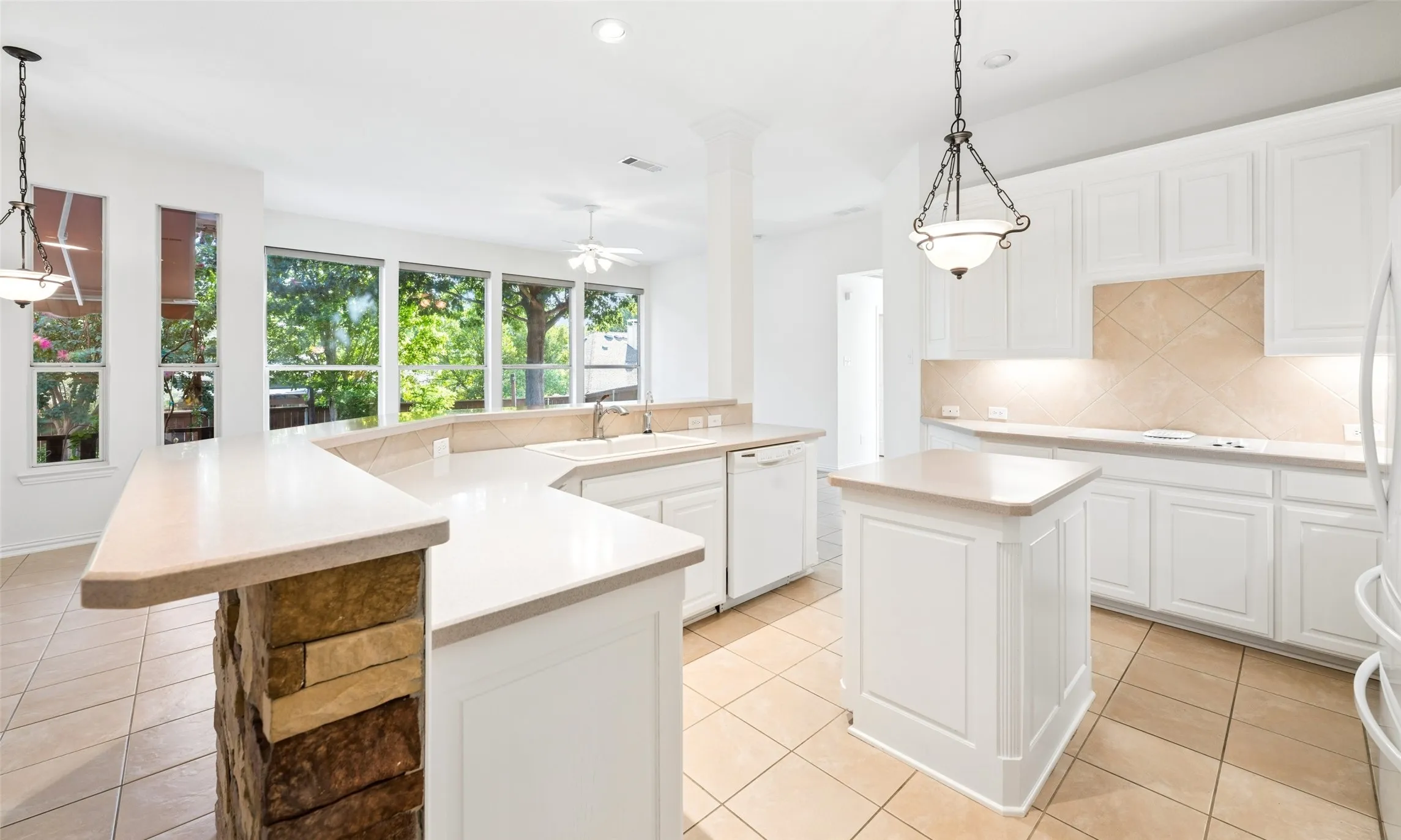 Single Family Residence For Sale in Tarrant County , 936 Water Oak Drive, Grapevine, Texas 76051, 4 Bedroom, 3 Bathroom, 2 Garage spaces, 2,380 Sqft, built in 2006, mls#21387477, Real Estate Agent in Grapevine, Homes For Sale in Tarrant county, Homes For Sale in Grapevine, Realtor in Grapevine Texas, Real Estate Brokerage Independent Realty Texas, Luminita Cordes Realtor