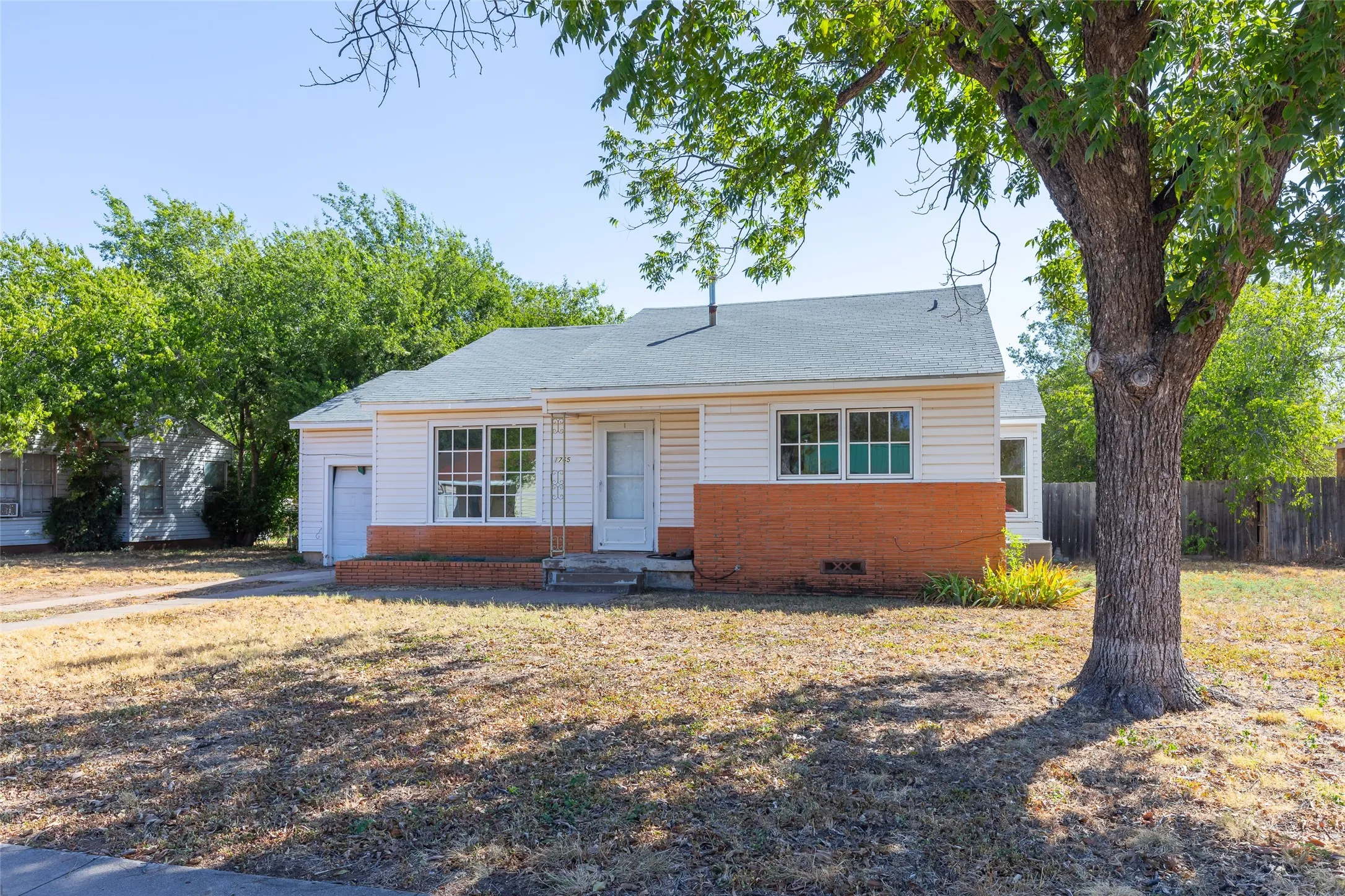 Single Family Residence For Sale in Taylor County , 1765 JACKSON Street, Abilene, Texas 79602, 2 Bedroom, 1 Bathroom, 1 Garage spaces, 1,318 Sqft, built in 1949, mls#21389711, Real Estate Agent in Abilene, Homes For Sale in Taylor county, Homes For Sale in Abilene, Realtor in Abilene Texas, Real Estate Brokerage Independent Realty Texas, Luminita Cordes Realtor