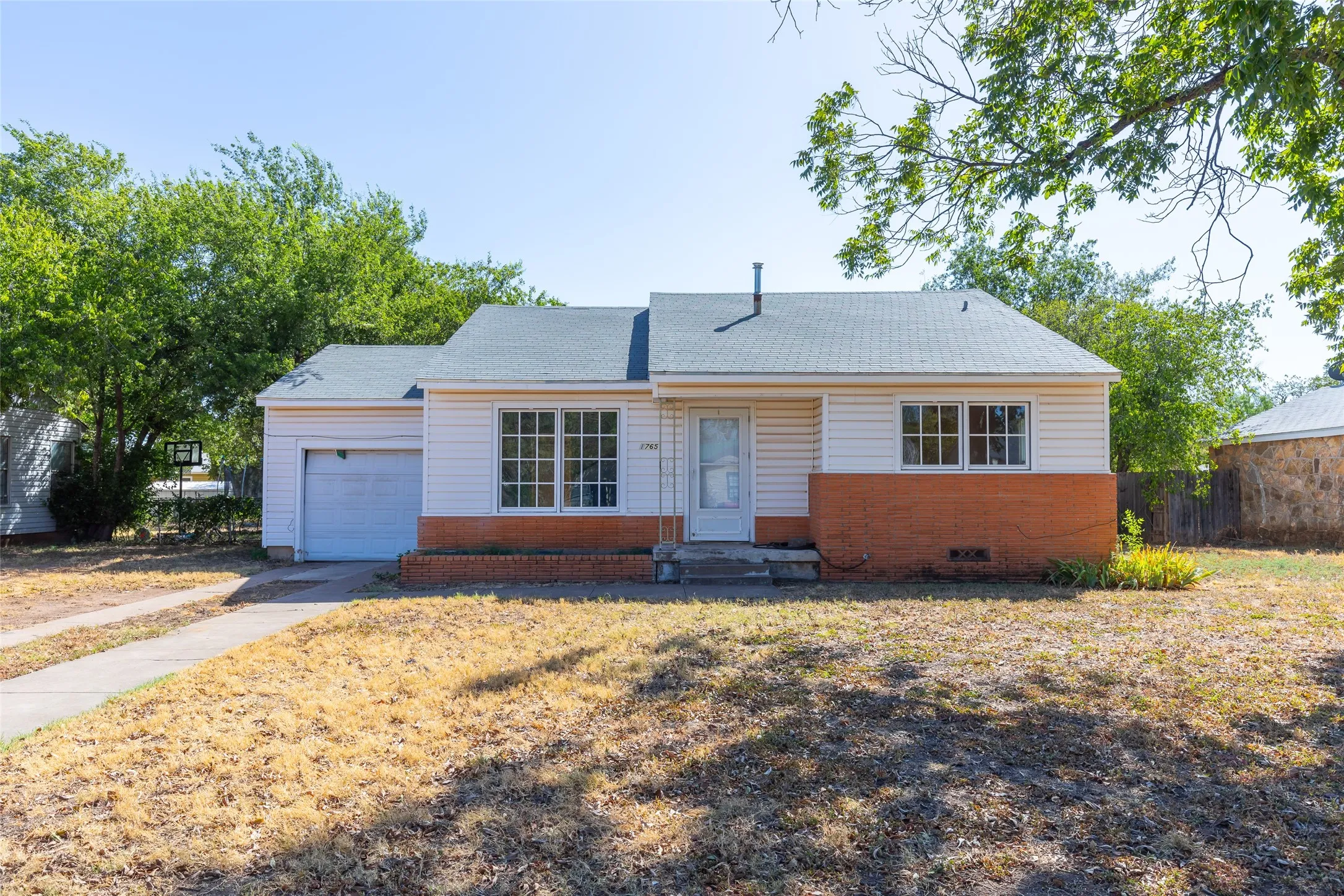 Single Family Residence For Sale in Taylor County , 1765 JACKSON Street, Abilene, Texas 79602, 2 Bedroom, 1 Bathroom, 1 Garage spaces, 1,318 Sqft, built in 1949, mls#21389711, Real Estate Agent in Abilene, Homes For Sale in Taylor county, Homes For Sale in Abilene, Realtor in Abilene Texas, Real Estate Brokerage Independent Realty Texas, Luminita Cordes Realtor