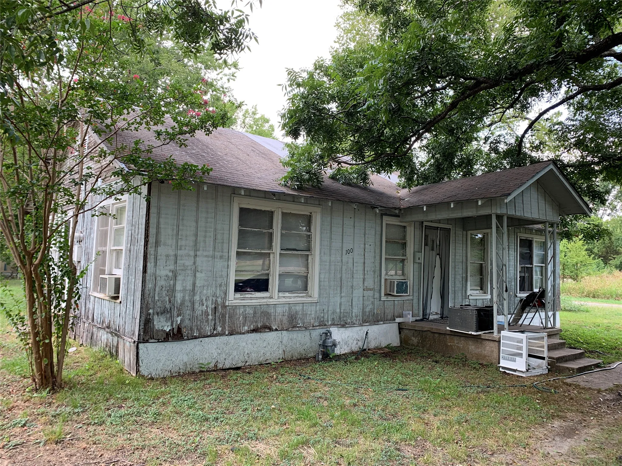 Single Family Residence For Sale in Navarro County , 100 S Wright Avenue, Kerens, Texas 75144, 3 Bedroom, 1 Bathroom, Garage spaces, 1,126 Sqft, built in 1940, mls#21389733, Real Estate Agent in Kerens, Homes For Sale in Navarro county, Homes For Sale in Kerens, Realtor in Kerens Texas, Real Estate Brokerage Independent Realty Texas, Luminita Cordes Realtor