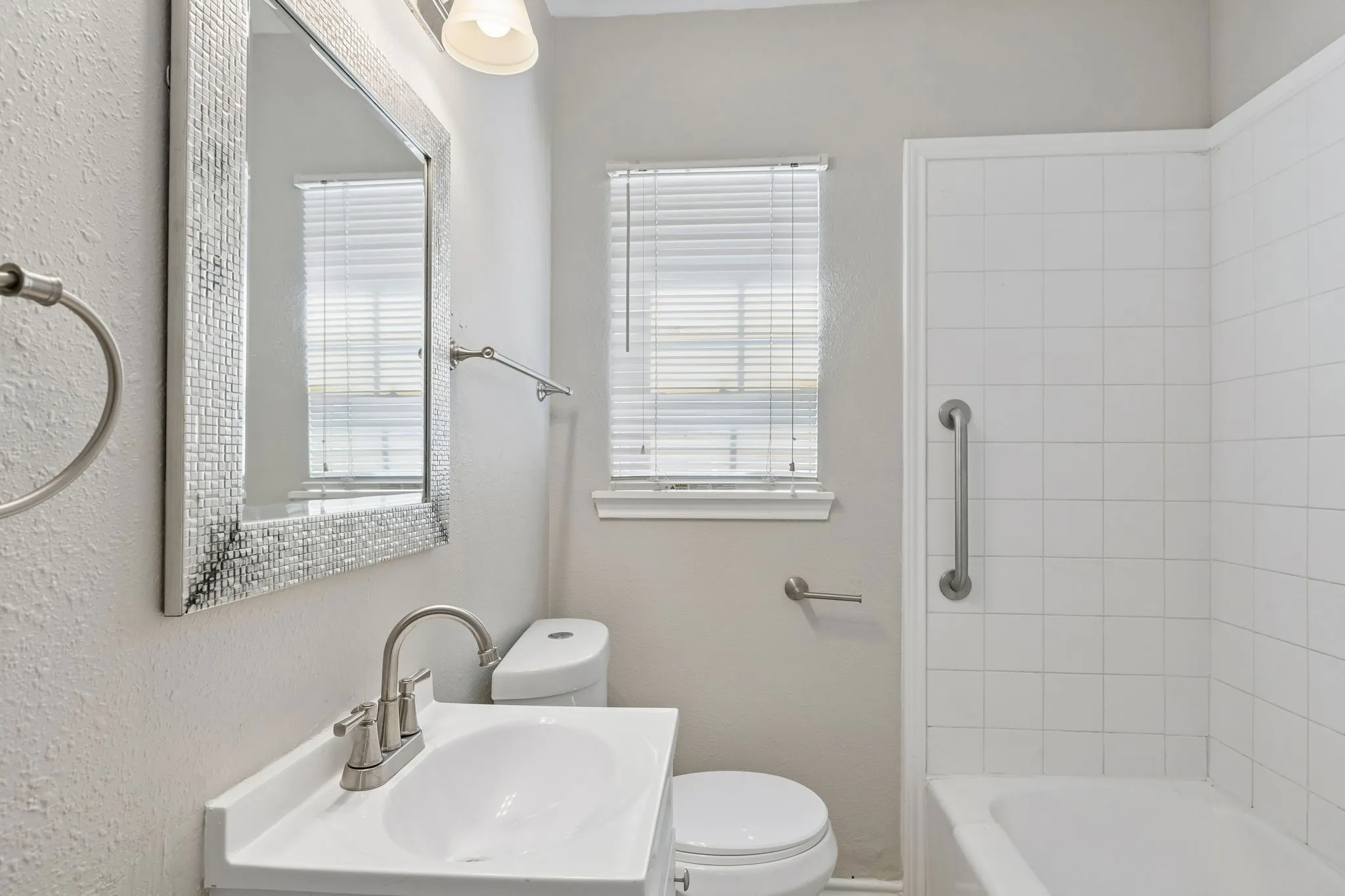Single Family Residence For Sale in Dallas County , 227 S Hampton Road, Dallas, Texas 75208, 3 Bedroom, 2 Bathroom, Garage spaces, 1,466 Sqft, built in 1939, mls#21389742, Real Estate Agent in Dallas, Homes For Sale in Dallas county, Homes For Sale in Dallas, Realtor in Dallas Texas, Real Estate Brokerage Independent Realty Texas, Luminita Cordes Realtor