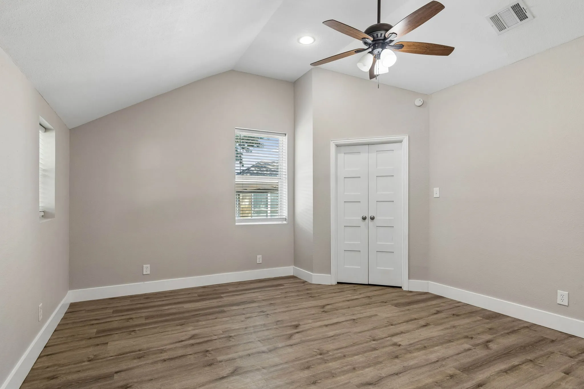 Single Family Residence For Sale in Dallas County , 227 S Hampton Road, Dallas, Texas 75208, 3 Bedroom, 2 Bathroom, Garage spaces, 1,466 Sqft, built in 1939, mls#21389742, Real Estate Agent in Dallas, Homes For Sale in Dallas county, Homes For Sale in Dallas, Realtor in Dallas Texas, Real Estate Brokerage Independent Realty Texas, Luminita Cordes Realtor