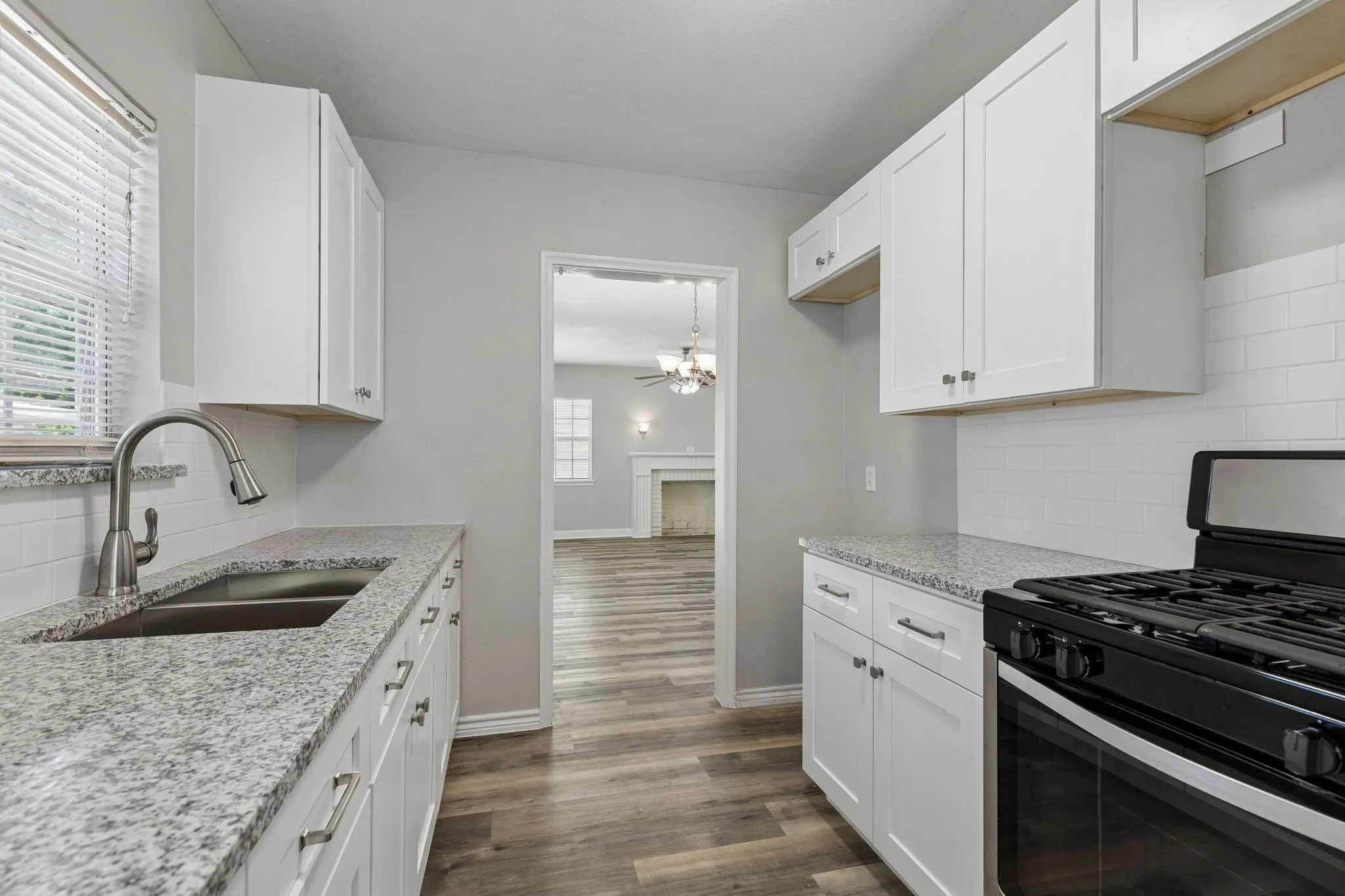 Single Family Residence For Sale in Dallas County , 227 S Hampton Road, Dallas, Texas 75208, 3 Bedroom, 2 Bathroom, Garage spaces, 1,466 Sqft, built in 1939, mls#21389742, Real Estate Agent in Dallas, Homes For Sale in Dallas county, Homes For Sale in Dallas, Realtor in Dallas Texas, Real Estate Brokerage Independent Realty Texas, Luminita Cordes Realtor