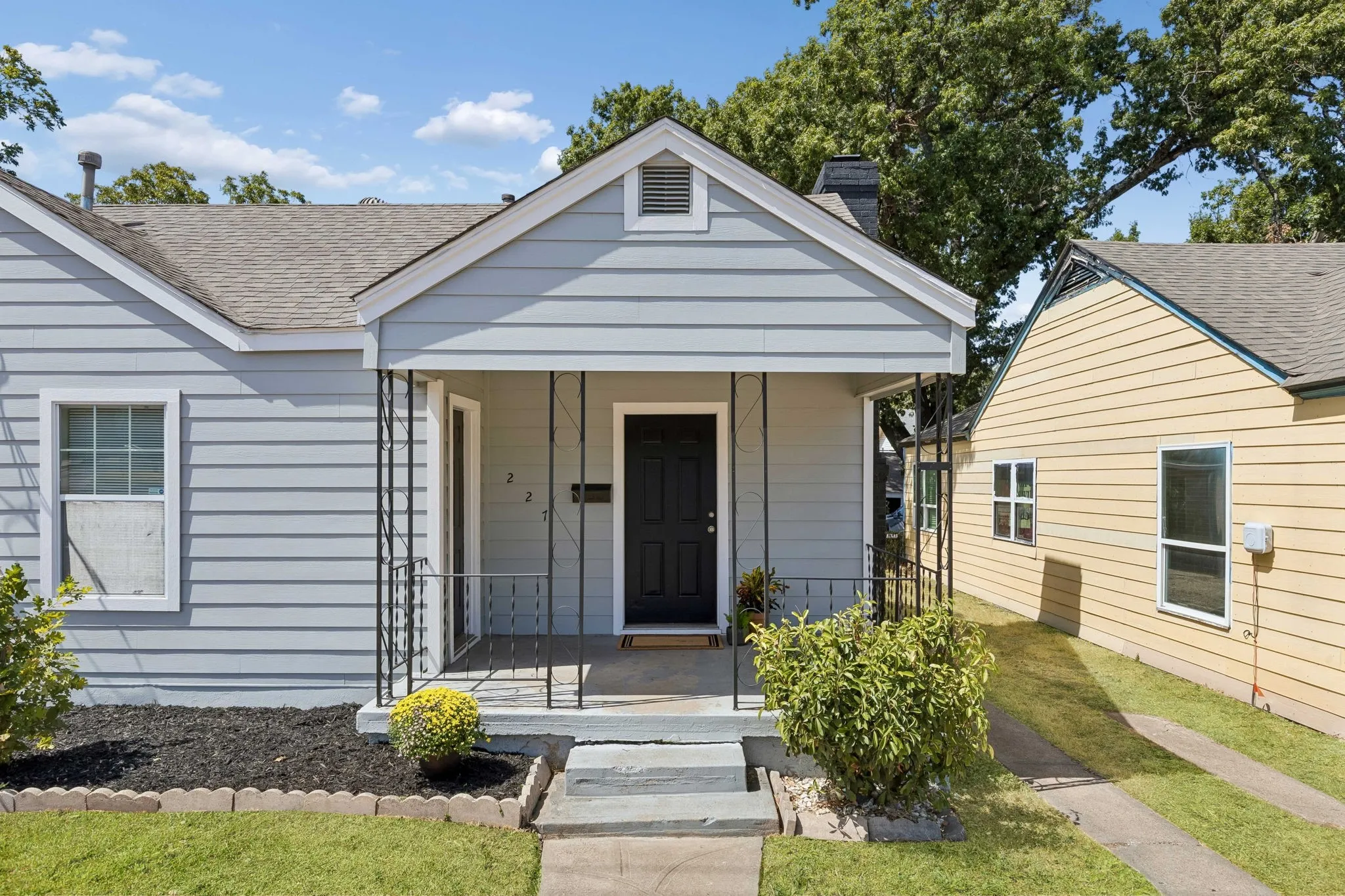 Single Family Residence For Sale in Dallas County , 227 S Hampton Road, Dallas, Texas 75208, 3 Bedroom, 2 Bathroom, Garage spaces, 1,466 Sqft, built in 1939, mls#21389742, Real Estate Agent in Dallas, Homes For Sale in Dallas county, Homes For Sale in Dallas, Realtor in Dallas Texas, Real Estate Brokerage Independent Realty Texas, Luminita Cordes Realtor