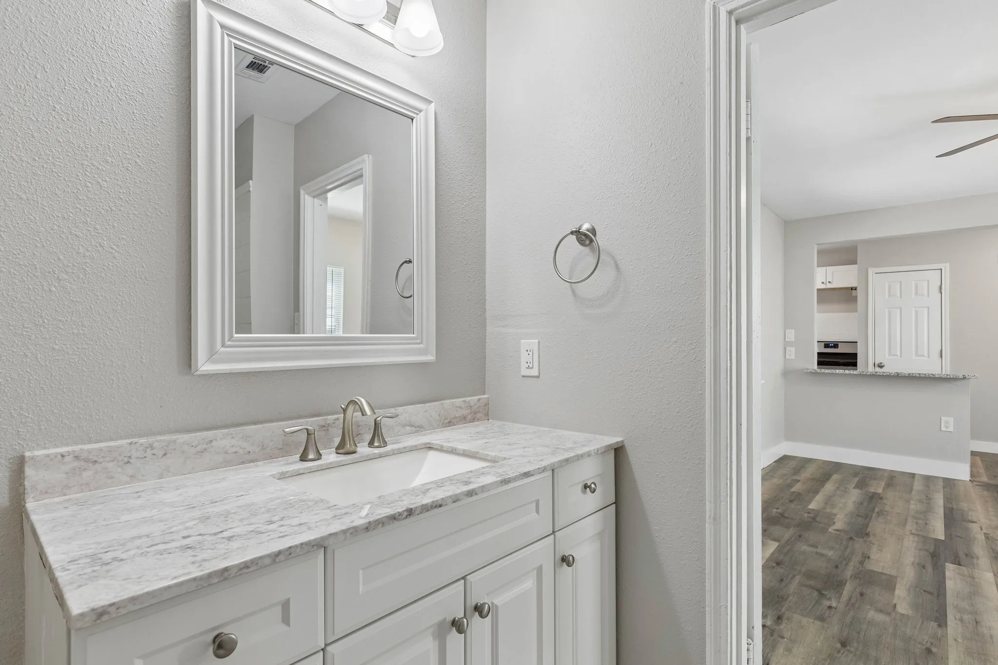 Single Family Residence For Sale in Dallas County , 227 S Hampton Road, Dallas, Texas 75208, 3 Bedroom, 2 Bathroom, Garage spaces, 1,466 Sqft, built in 1939, mls#21389742, Real Estate Agent in Dallas, Homes For Sale in Dallas county, Homes For Sale in Dallas, Realtor in Dallas Texas, Real Estate Brokerage Independent Realty Texas, Luminita Cordes Realtor