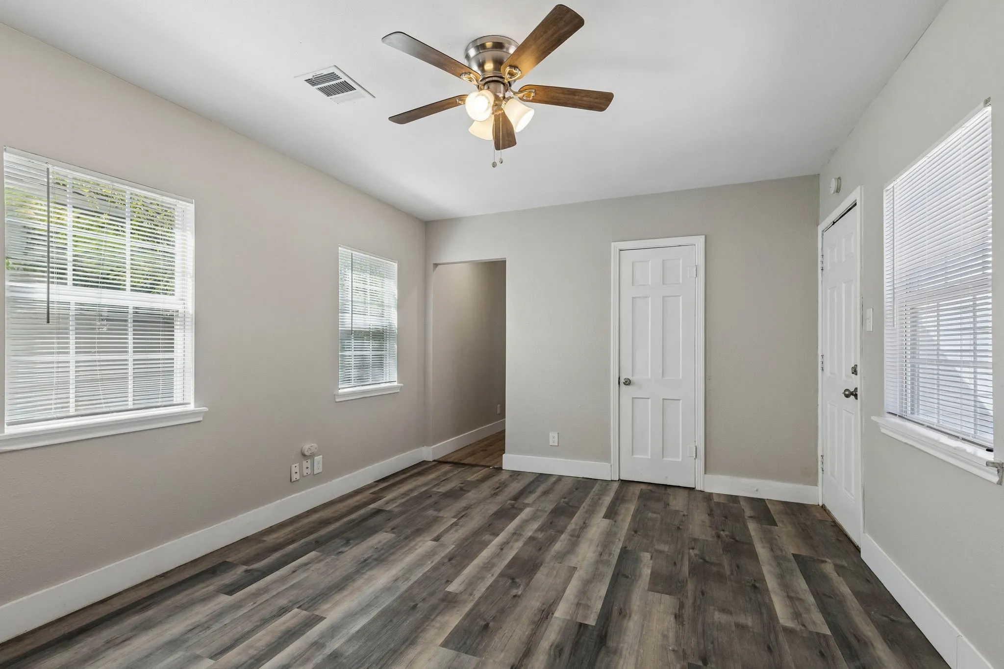 Single Family Residence For Sale in Dallas County , 227 S Hampton Road, Dallas, Texas 75208, 3 Bedroom, 2 Bathroom, Garage spaces, 1,466 Sqft, built in 1939, mls#21389742, Real Estate Agent in Dallas, Homes For Sale in Dallas county, Homes For Sale in Dallas, Realtor in Dallas Texas, Real Estate Brokerage Independent Realty Texas, Luminita Cordes Realtor
