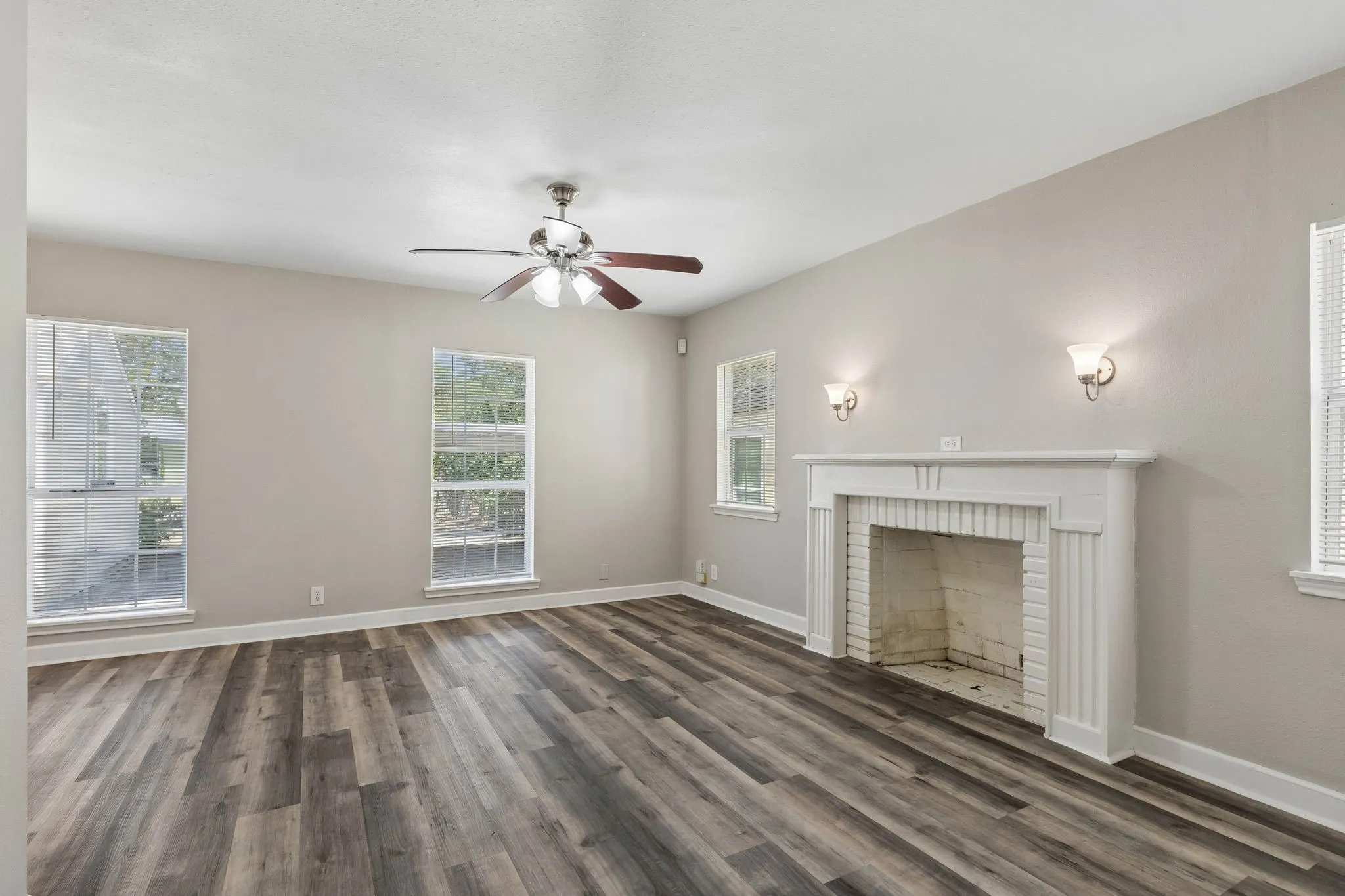 Single Family Residence For Sale in Dallas County , 227 S Hampton Road, Dallas, Texas 75208, 3 Bedroom, 2 Bathroom, Garage spaces, 1,466 Sqft, built in 1939, mls#21389742, Real Estate Agent in Dallas, Homes For Sale in Dallas county, Homes For Sale in Dallas, Realtor in Dallas Texas, Real Estate Brokerage Independent Realty Texas, Luminita Cordes Realtor