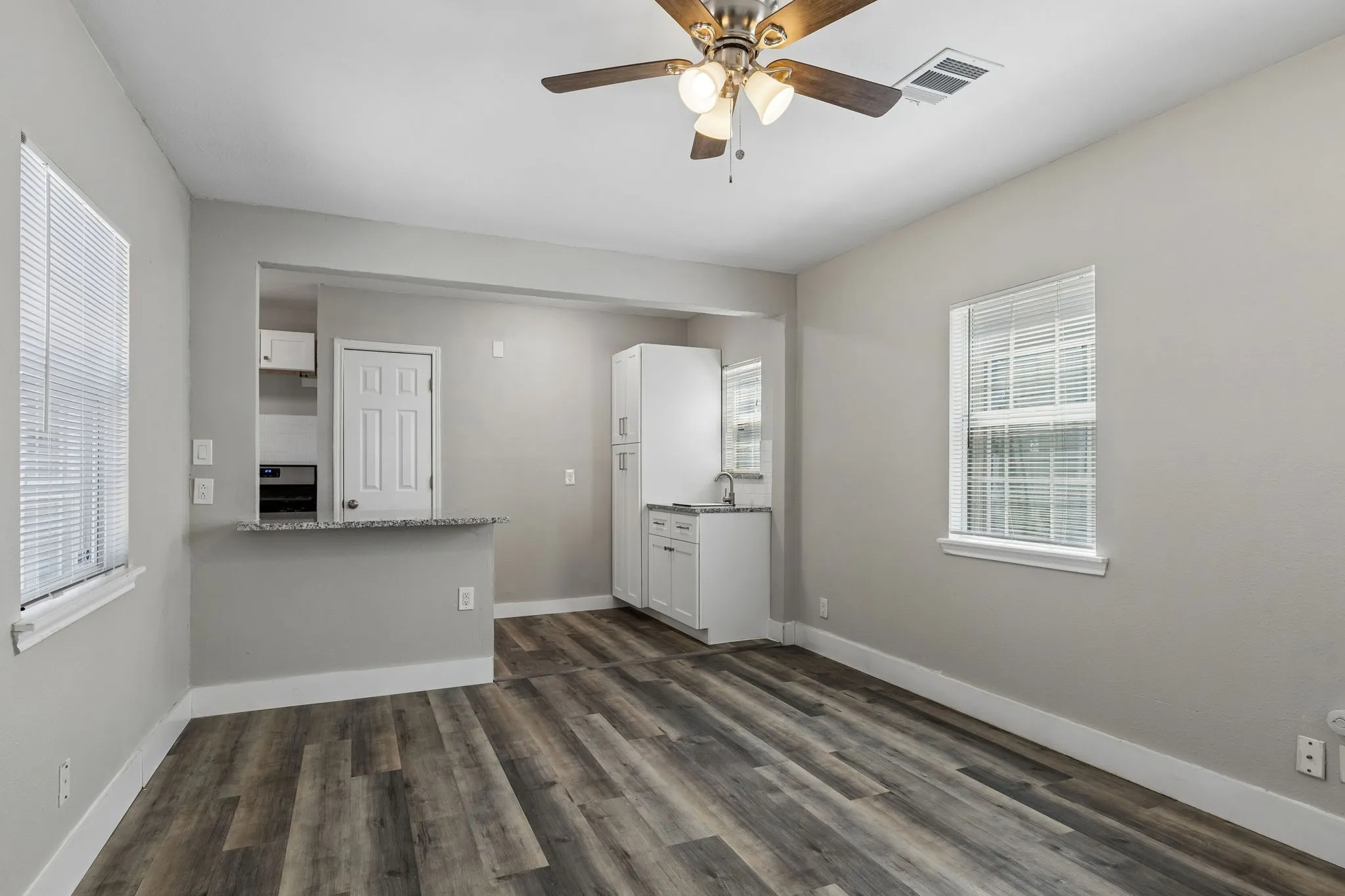 Single Family Residence For Sale in Dallas County , 227 S Hampton Road, Dallas, Texas 75208, 3 Bedroom, 2 Bathroom, Garage spaces, 1,466 Sqft, built in 1939, mls#21389742, Real Estate Agent in Dallas, Homes For Sale in Dallas county, Homes For Sale in Dallas, Realtor in Dallas Texas, Real Estate Brokerage Independent Realty Texas, Luminita Cordes Realtor