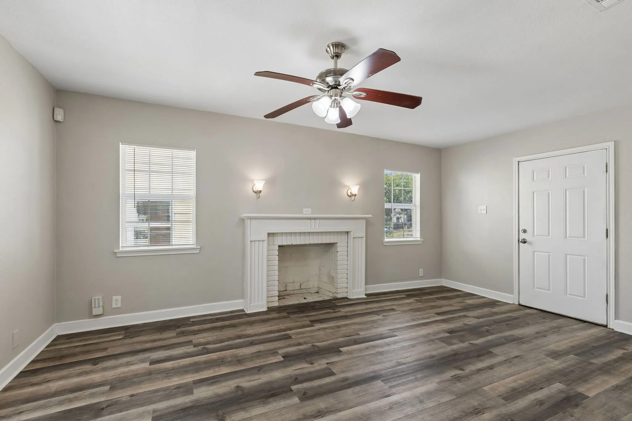 Single Family Residence For Sale in Dallas County , 227 S Hampton Road, Dallas, Texas 75208, 3 Bedroom, 2 Bathroom, Garage spaces, 1,466 Sqft, built in 1939, mls#21389742, Real Estate Agent in Dallas, Homes For Sale in Dallas county, Homes For Sale in Dallas, Realtor in Dallas Texas, Real Estate Brokerage Independent Realty Texas, Luminita Cordes Realtor