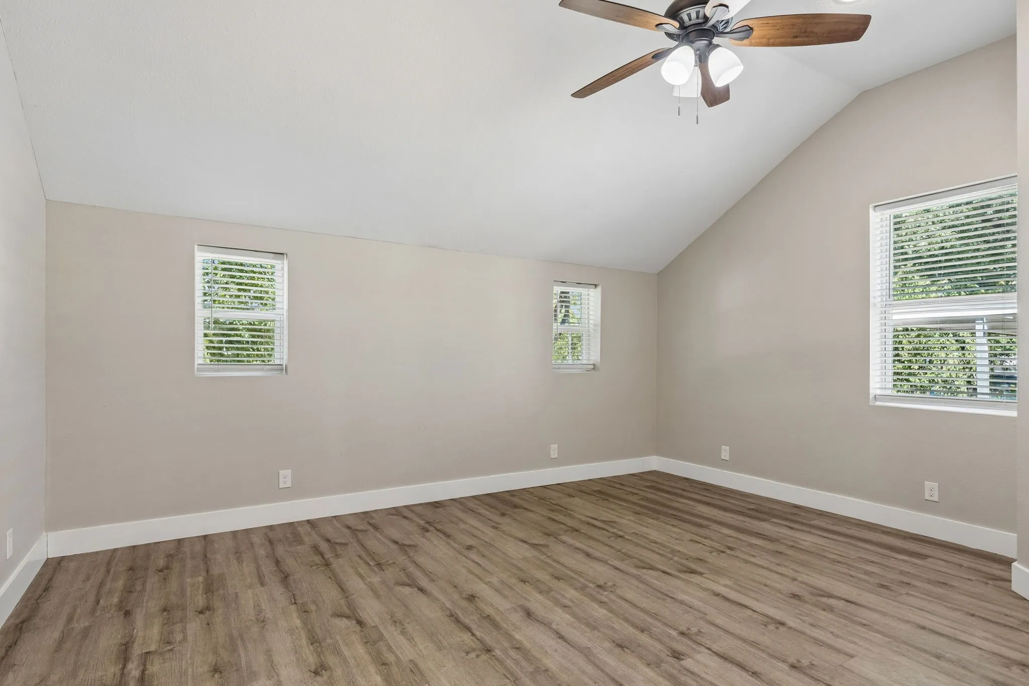 Single Family Residence For Sale in Dallas County , 227 S Hampton Road, Dallas, Texas 75208, 3 Bedroom, 2 Bathroom, Garage spaces, 1,466 Sqft, built in 1939, mls#21389742, Real Estate Agent in Dallas, Homes For Sale in Dallas county, Homes For Sale in Dallas, Realtor in Dallas Texas, Real Estate Brokerage Independent Realty Texas, Luminita Cordes Realtor