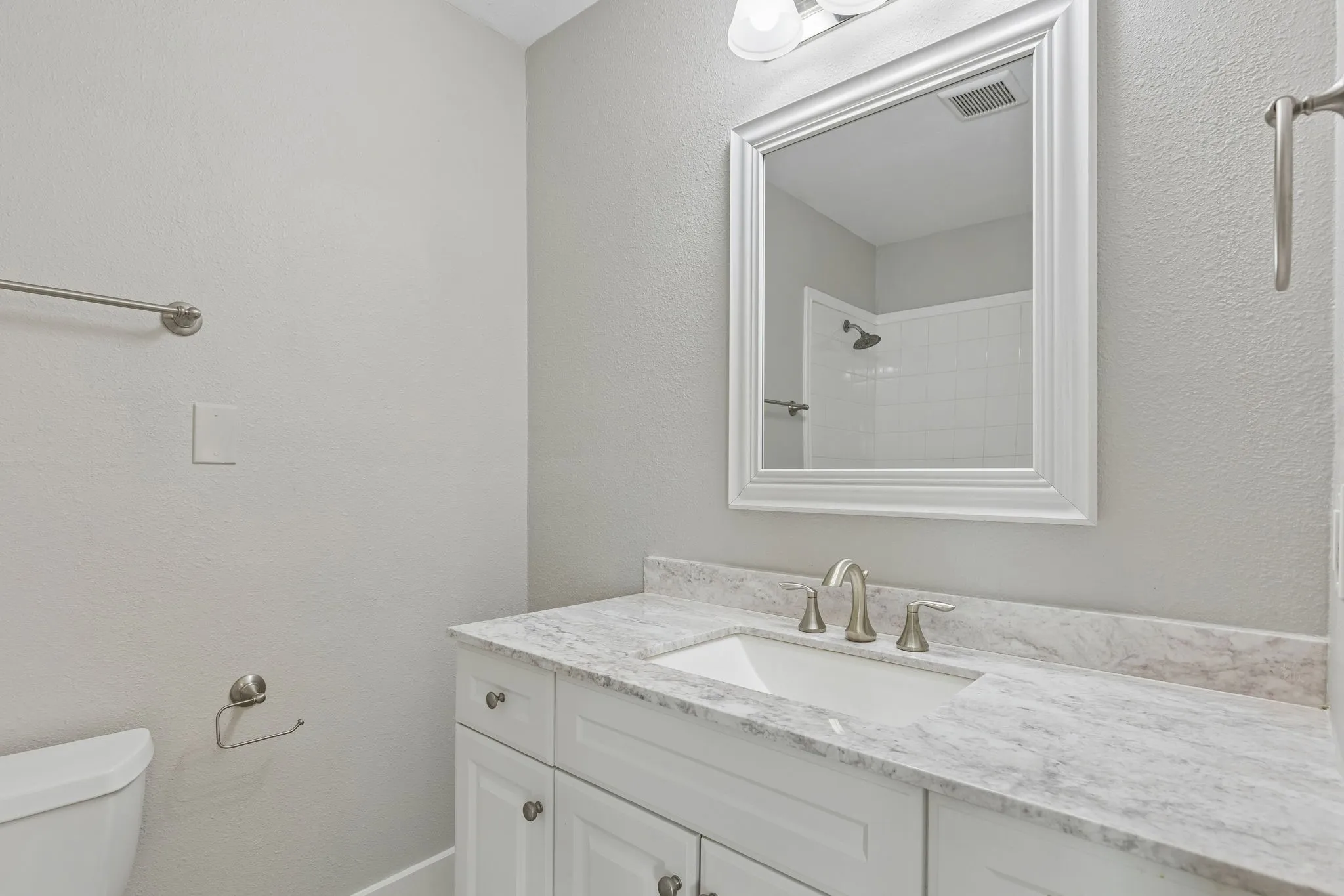 Single Family Residence For Sale in Dallas County , 227 S Hampton Road, Dallas, Texas 75208, 3 Bedroom, 2 Bathroom, Garage spaces, 1,466 Sqft, built in 1939, mls#21389742, Real Estate Agent in Dallas, Homes For Sale in Dallas county, Homes For Sale in Dallas, Realtor in Dallas Texas, Real Estate Brokerage Independent Realty Texas, Luminita Cordes Realtor