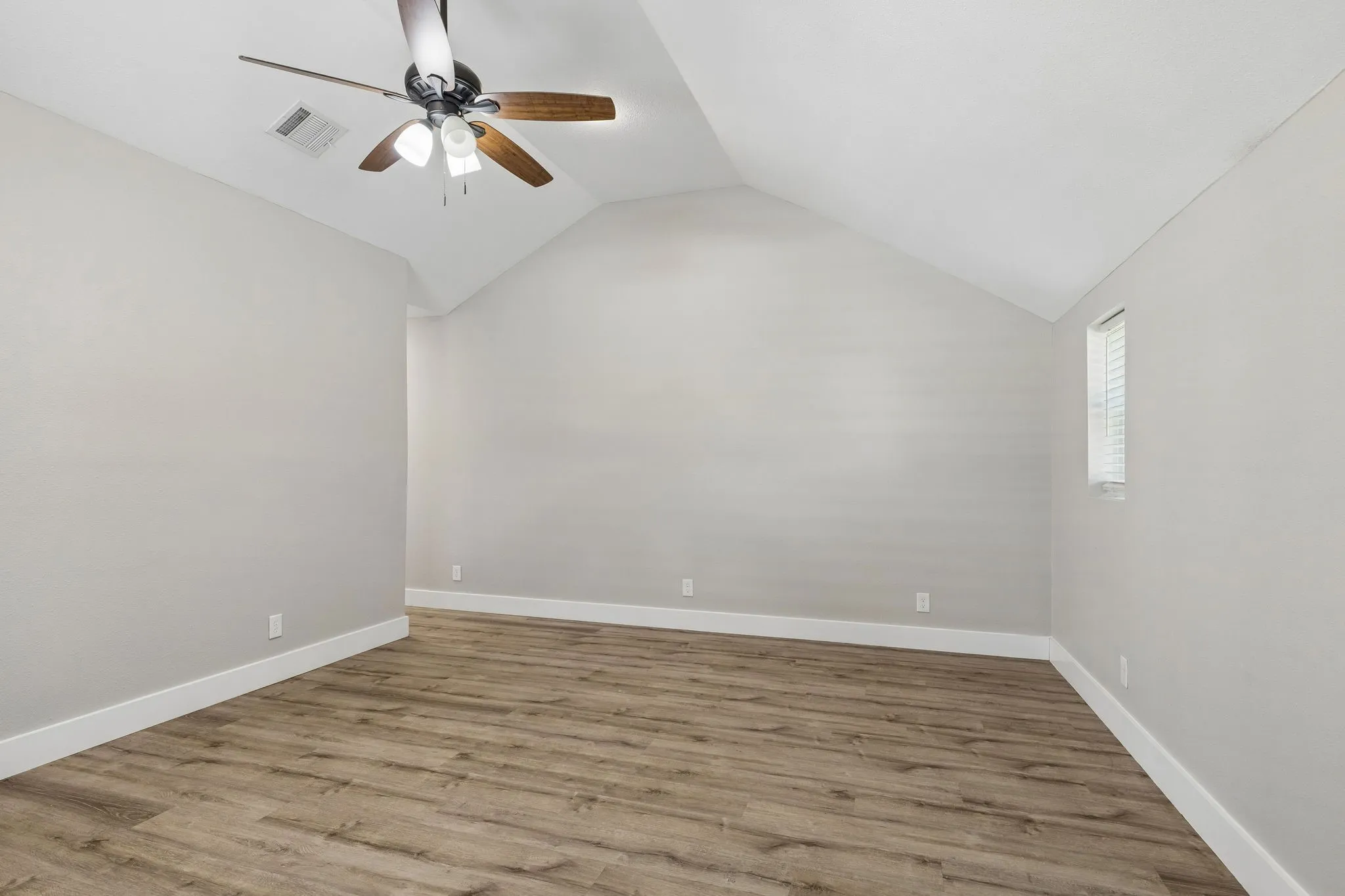 Single Family Residence For Sale in Dallas County , 227 S Hampton Road, Dallas, Texas 75208, 3 Bedroom, 2 Bathroom, Garage spaces, 1,466 Sqft, built in 1939, mls#21389742, Real Estate Agent in Dallas, Homes For Sale in Dallas county, Homes For Sale in Dallas, Realtor in Dallas Texas, Real Estate Brokerage Independent Realty Texas, Luminita Cordes Realtor