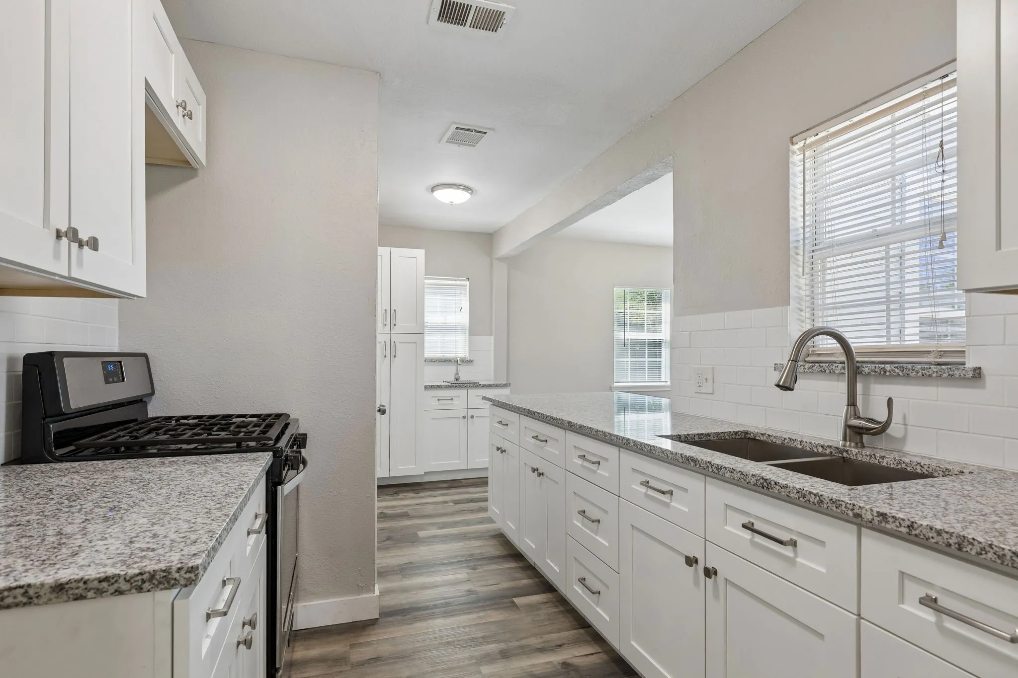 Single Family Residence For Sale in Dallas County , 227 S Hampton Road, Dallas, Texas 75208, 3 Bedroom, 2 Bathroom, Garage spaces, 1,466 Sqft, built in 1939, mls#21389742, Real Estate Agent in Dallas, Homes For Sale in Dallas county, Homes For Sale in Dallas, Realtor in Dallas Texas, Real Estate Brokerage Independent Realty Texas, Luminita Cordes Realtor