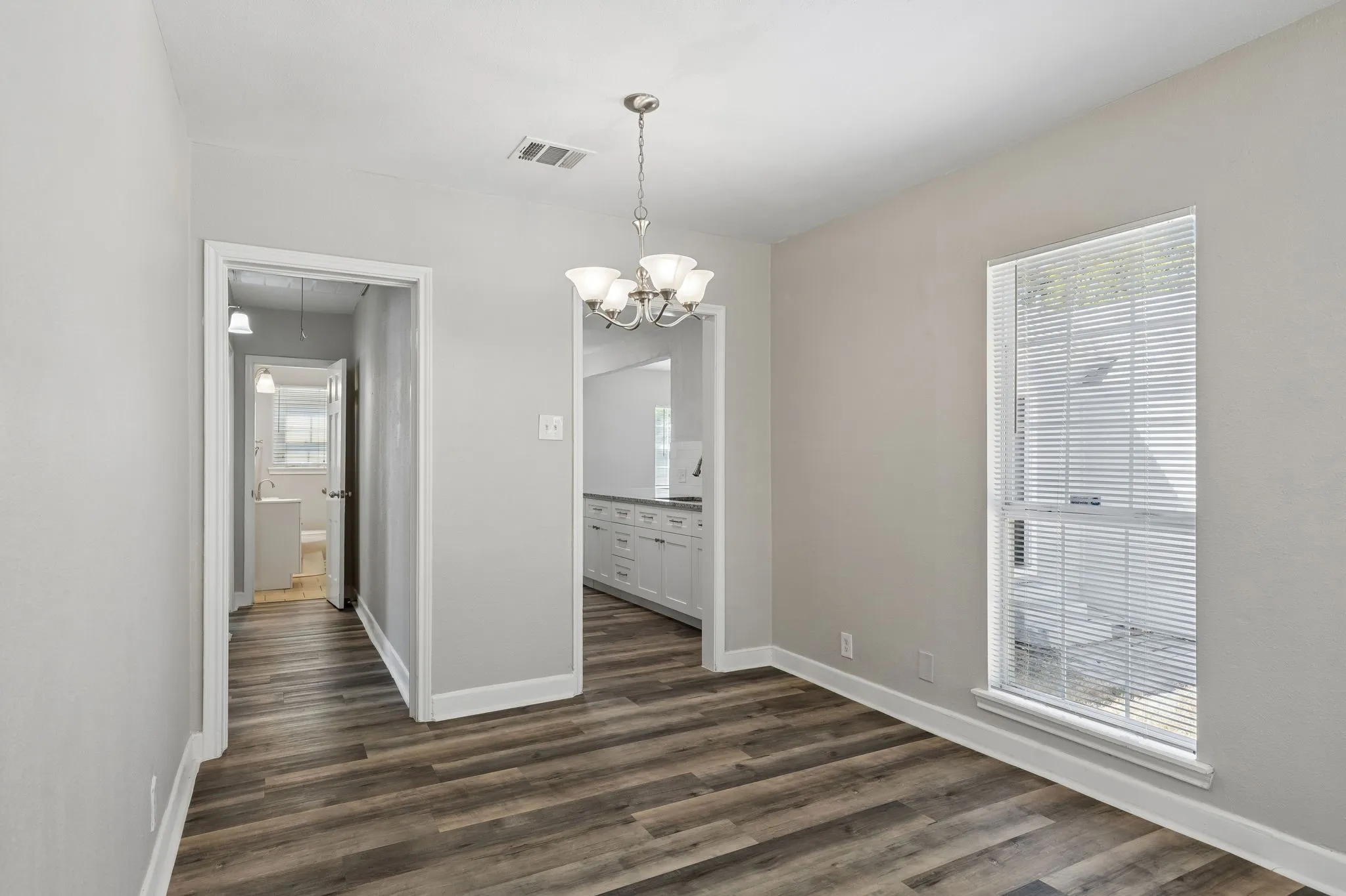 Single Family Residence For Sale in Dallas County , 227 S Hampton Road, Dallas, Texas 75208, 3 Bedroom, 2 Bathroom, Garage spaces, 1,466 Sqft, built in 1939, mls#21389742, Real Estate Agent in Dallas, Homes For Sale in Dallas county, Homes For Sale in Dallas, Realtor in Dallas Texas, Real Estate Brokerage Independent Realty Texas, Luminita Cordes Realtor