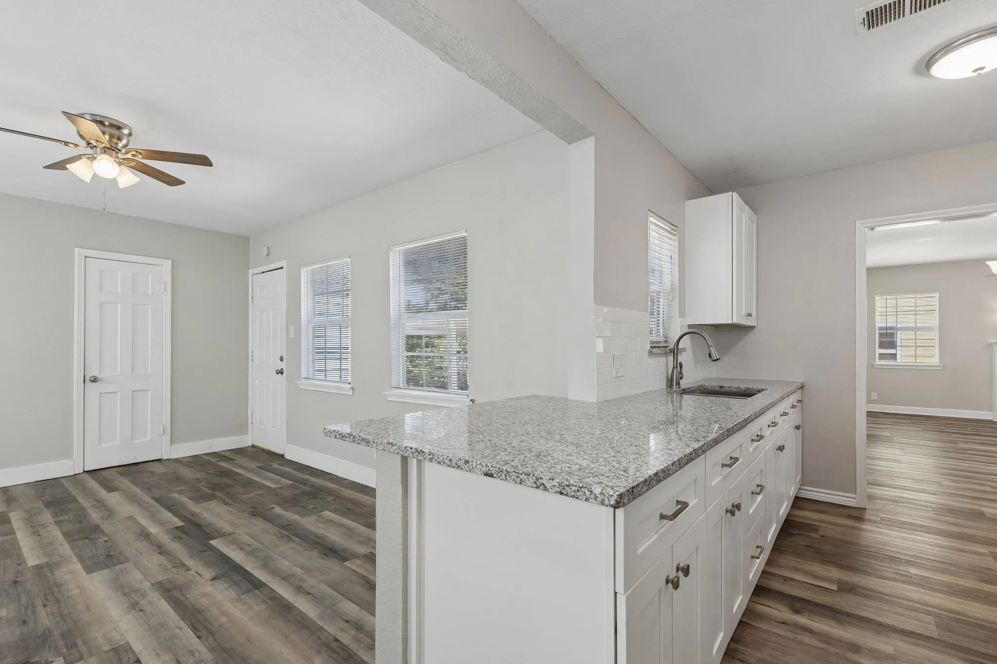Single Family Residence For Sale in Dallas County , 227 S Hampton Road, Dallas, Texas 75208, 3 Bedroom, 2 Bathroom, Garage spaces, 1,466 Sqft, built in 1939, mls#21389742, Real Estate Agent in Dallas, Homes For Sale in Dallas county, Homes For Sale in Dallas, Realtor in Dallas Texas, Real Estate Brokerage Independent Realty Texas, Luminita Cordes Realtor