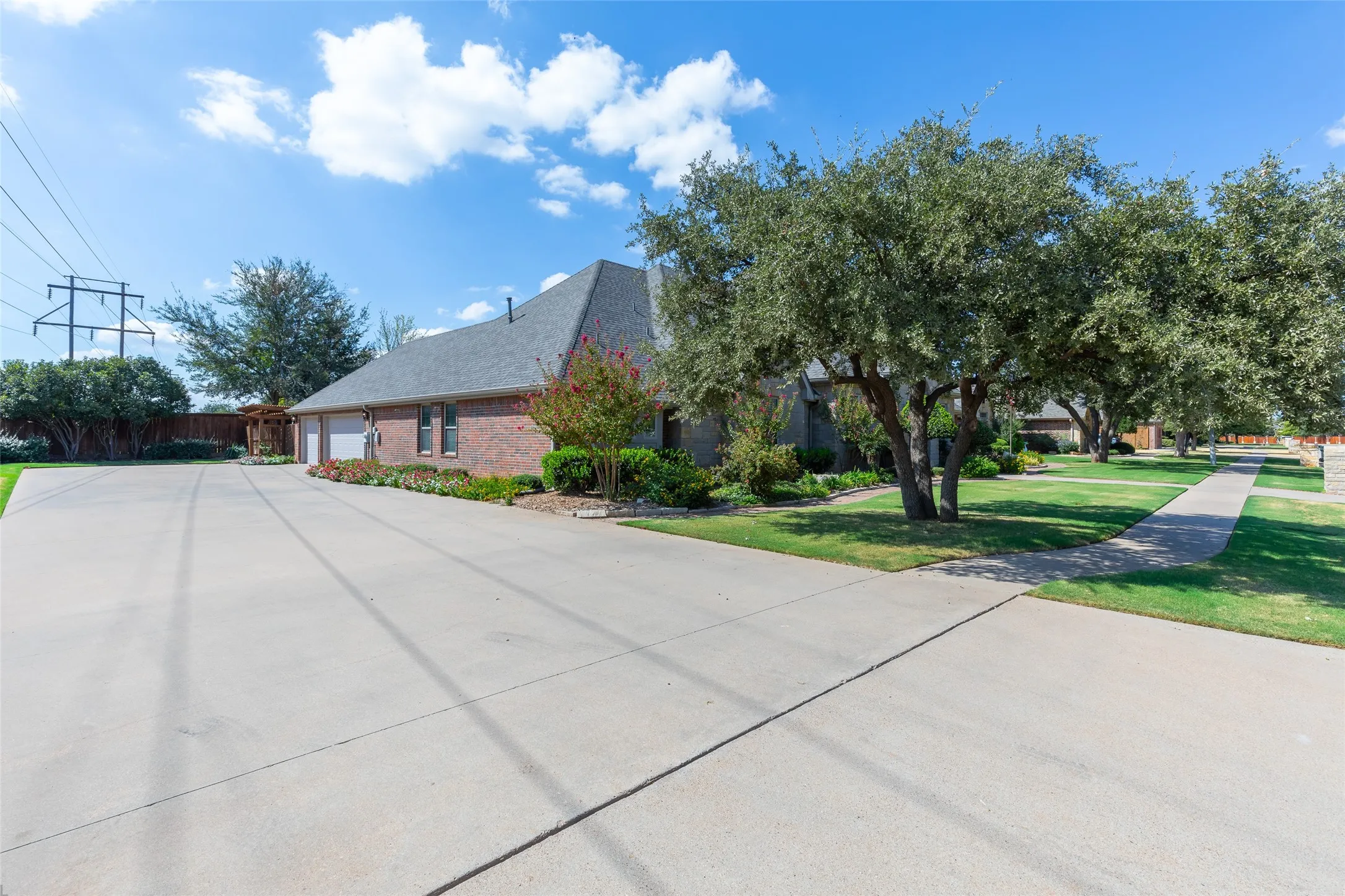 Single Family Residence For Sale in Taylor County , 2301 Lynbrook Drive, Abilene, Texas 79606, 4 Bedroom, 4 Bathroom, 3 Garage spaces, 3,012 Sqft, built in 2007, mls#21388829, Real Estate Agent in Abilene, Homes For Sale in Taylor county, Homes For Sale in Abilene, Realtor in Abilene Texas, Real Estate Brokerage Independent Realty Texas, Luminita Cordes Realtor