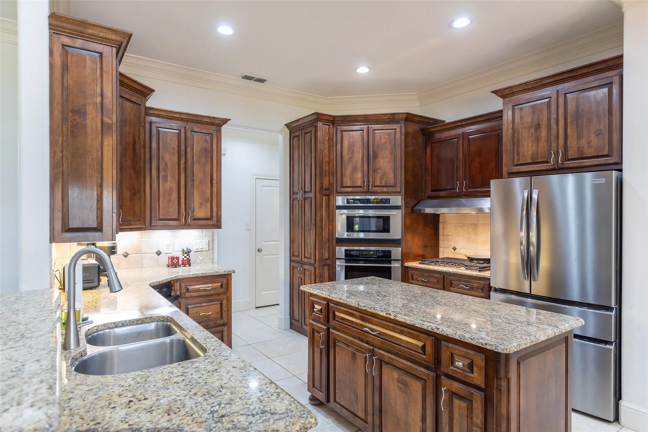 Single Family Residence For Sale in Taylor County , 2301 Lynbrook Drive, Abilene, Texas 79606, 4 Bedroom, 4 Bathroom, 3 Garage spaces, 3,012 Sqft, built in 2007, mls#21388829, Real Estate Agent in Abilene, Homes For Sale in Taylor county, Homes For Sale in Abilene, Realtor in Abilene Texas, Real Estate Brokerage Independent Realty Texas, Luminita Cordes Realtor