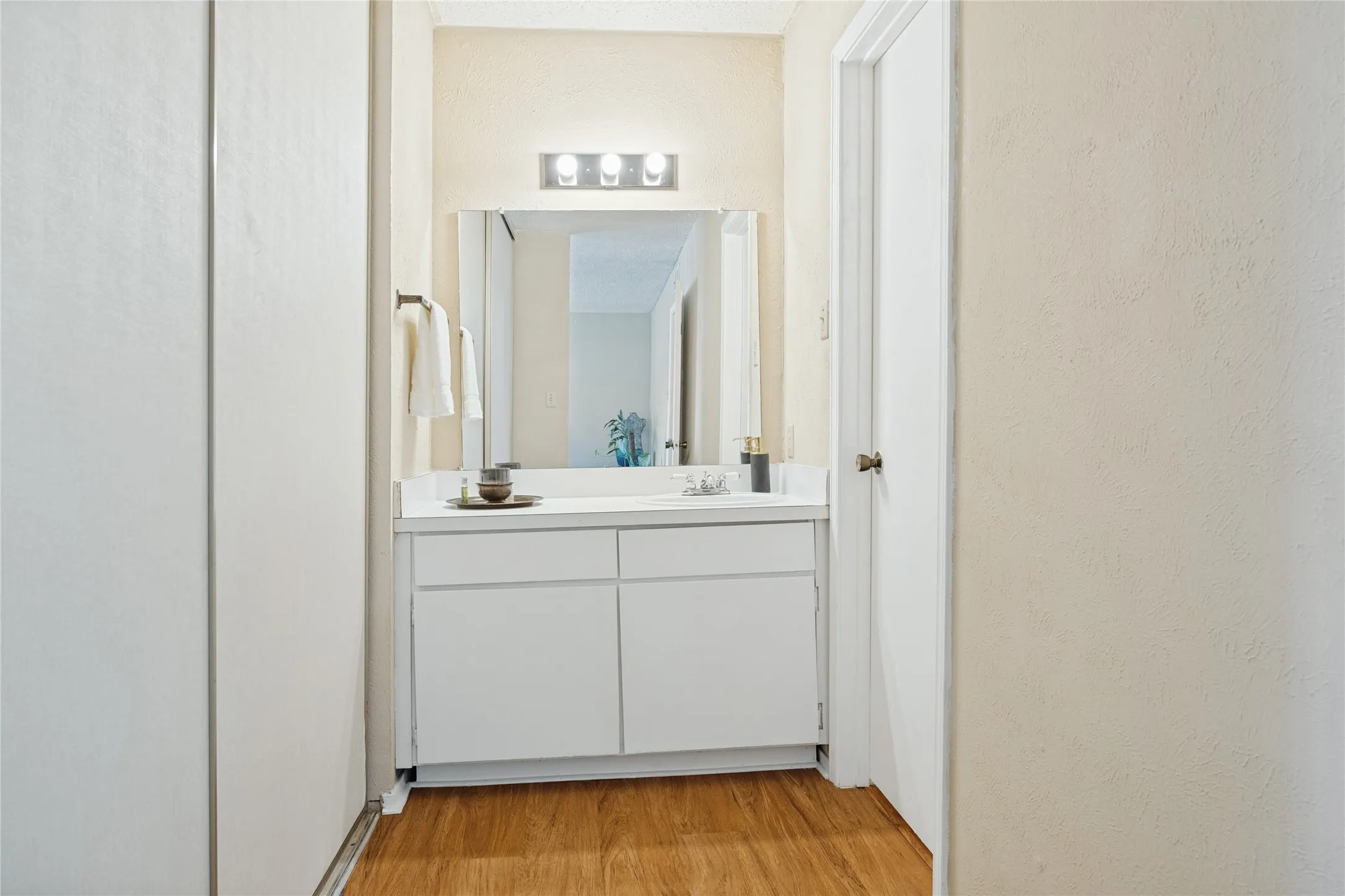 Condominium For Sale in Dallas County , 2323 Trellis Place, Richardson, Texas 75081, 2 Bedroom, 2 Bathroom, Garage spaces, 1,111 Sqft, built in 1973, mls#21382586, Real Estate Agent in Richardson, Homes For Sale in Dallas county, Homes For Sale in Richardson, Realtor in Richardson Texas, Real Estate Brokerage Independent Realty Texas, Luminita Cordes Realtor