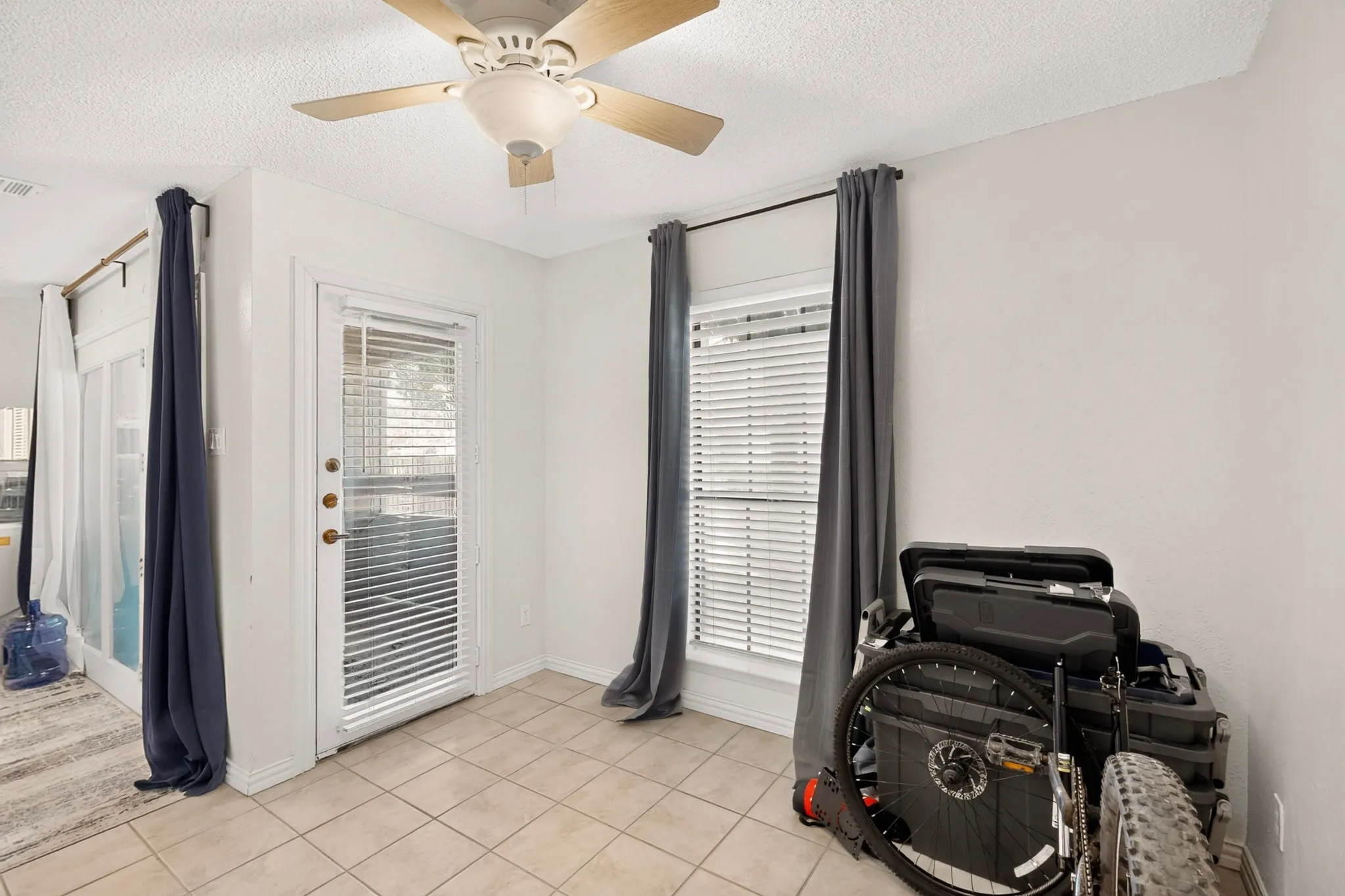 Condominium For Sale in Tarrant County , 1909 Chasewood Circle 112, Arlington, Texas 76011, 1 Bedroom, 1 Bathroom, Garage spaces, 860 Sqft, built in 1981, mls#21389633, Real Estate Agent in Arlington, Homes For Sale in Tarrant county, Homes For Sale in Arlington, Realtor in Arlington Texas, Real Estate Brokerage Independent Realty Texas, Luminita Cordes Realtor