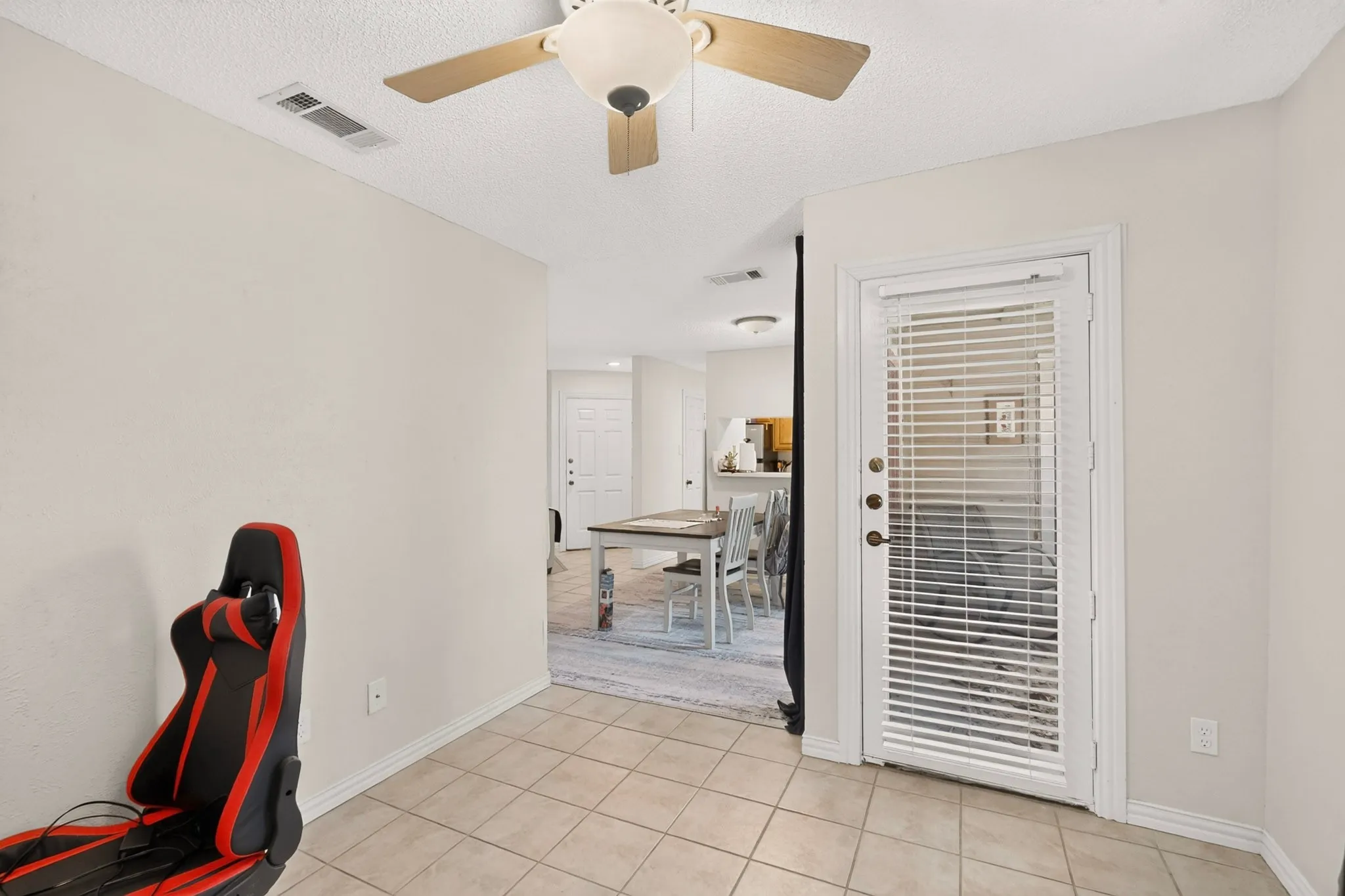 Condominium For Sale in Tarrant County , 1909 Chasewood Circle 112, Arlington, Texas 76011, 1 Bedroom, 1 Bathroom, Garage spaces, 860 Sqft, built in 1981, mls#21389633, Real Estate Agent in Arlington, Homes For Sale in Tarrant county, Homes For Sale in Arlington, Realtor in Arlington Texas, Real Estate Brokerage Independent Realty Texas, Luminita Cordes Realtor