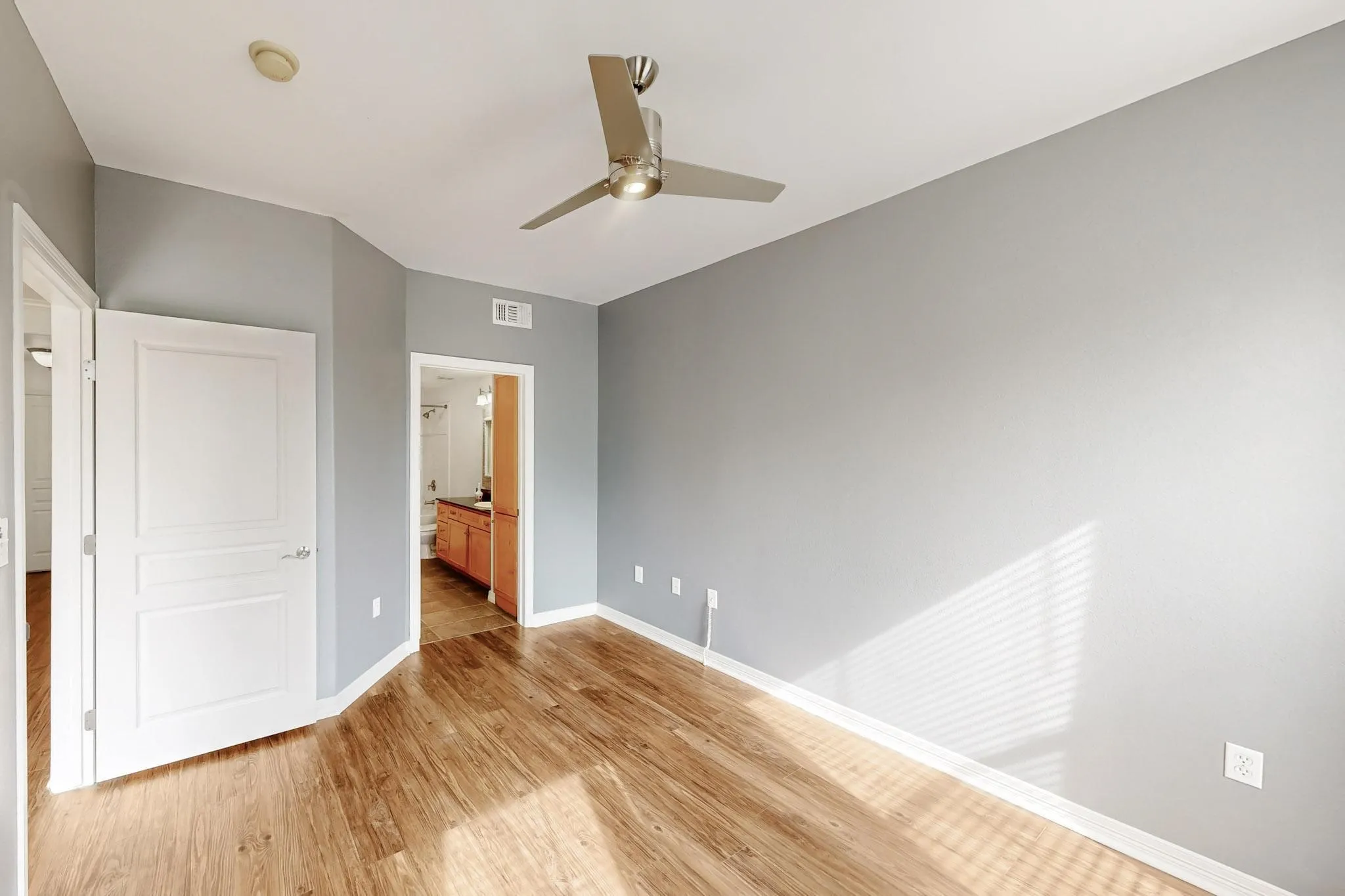 Condominium For Rent in Dallas County , 330 Las Colinas Boulevard E 342, Irving, Texas 75039, 1 Bedroom, 1 Bathroom, 1 Garage spaces, 733 Sqft, built in 2001, mls#21388424, Real Estate Agent in Irving, Homes For Rent in Dallas county, Homes For Rent in Irving, Realtor in Irving Texas, Real Estate Brokerage Independent Realty Texas, Luminita Cordes Realtor