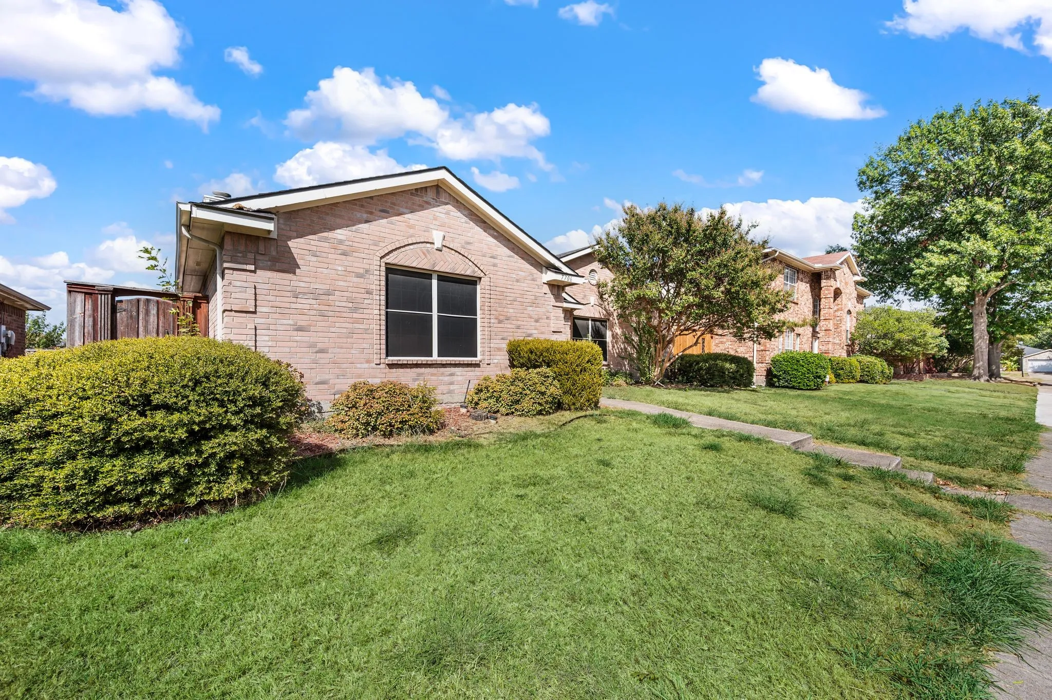 Single Family Residence For Sale in Dallas County , 7706 Coral Way, Rowlett, Texas 75088, 3 Bedroom, 2 Bathroom, 2 Garage spaces, 1,697 Sqft, built in 1997, mls#21389740, Real Estate Agent in Rowlett, Homes For Sale in Dallas county, Homes For Sale in Rowlett, Realtor in Rowlett Texas, Real Estate Brokerage Independent Realty Texas, Luminita Cordes Realtor