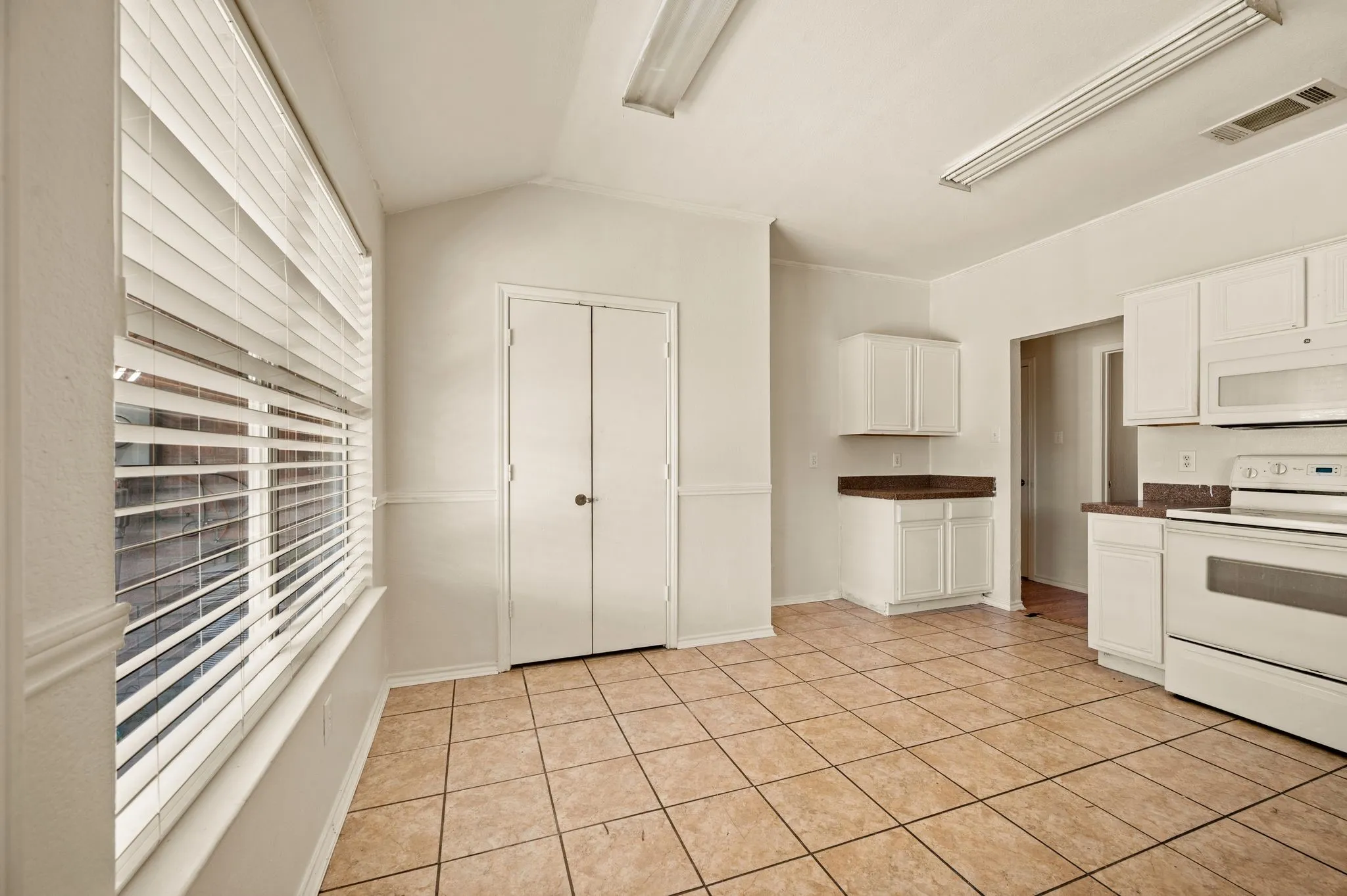 Single Family Residence For Sale in Dallas County , 7706 Coral Way, Rowlett, Texas 75088, 3 Bedroom, 2 Bathroom, 2 Garage spaces, 1,697 Sqft, built in 1997, mls#21389740, Real Estate Agent in Rowlett, Homes For Sale in Dallas county, Homes For Sale in Rowlett, Realtor in Rowlett Texas, Real Estate Brokerage Independent Realty Texas, Luminita Cordes Realtor