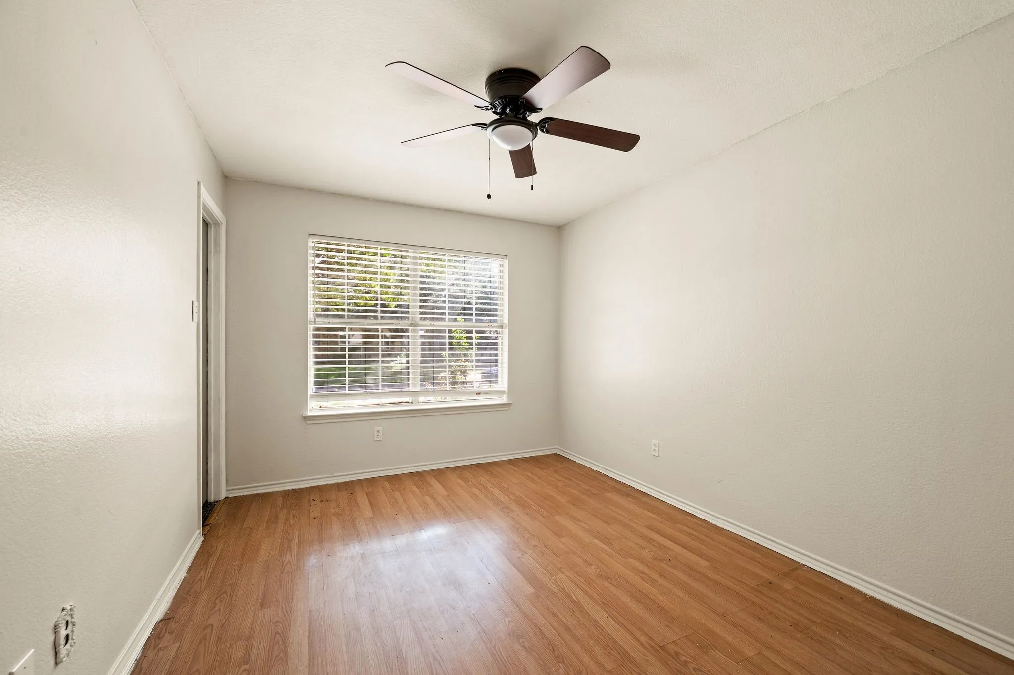 Single Family Residence For Sale in Dallas County , 7706 Coral Way, Rowlett, Texas 75088, 3 Bedroom, 2 Bathroom, 2 Garage spaces, 1,697 Sqft, built in 1997, mls#21389740, Real Estate Agent in Rowlett, Homes For Sale in Dallas county, Homes For Sale in Rowlett, Realtor in Rowlett Texas, Real Estate Brokerage Independent Realty Texas, Luminita Cordes Realtor