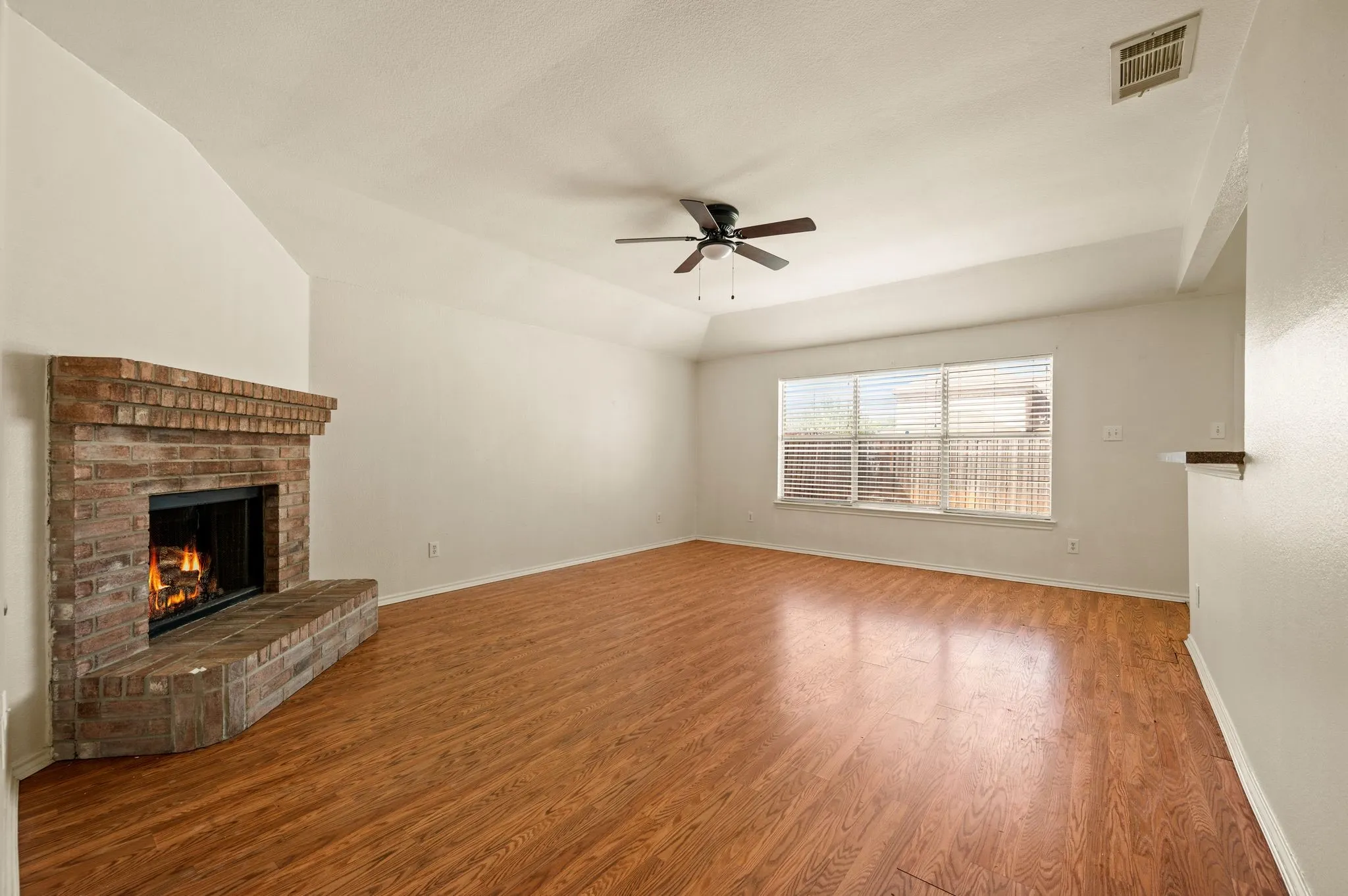 Single Family Residence For Sale in Dallas County , 7706 Coral Way, Rowlett, Texas 75088, 3 Bedroom, 2 Bathroom, 2 Garage spaces, 1,697 Sqft, built in 1997, mls#21389740, Real Estate Agent in Rowlett, Homes For Sale in Dallas county, Homes For Sale in Rowlett, Realtor in Rowlett Texas, Real Estate Brokerage Independent Realty Texas, Luminita Cordes Realtor