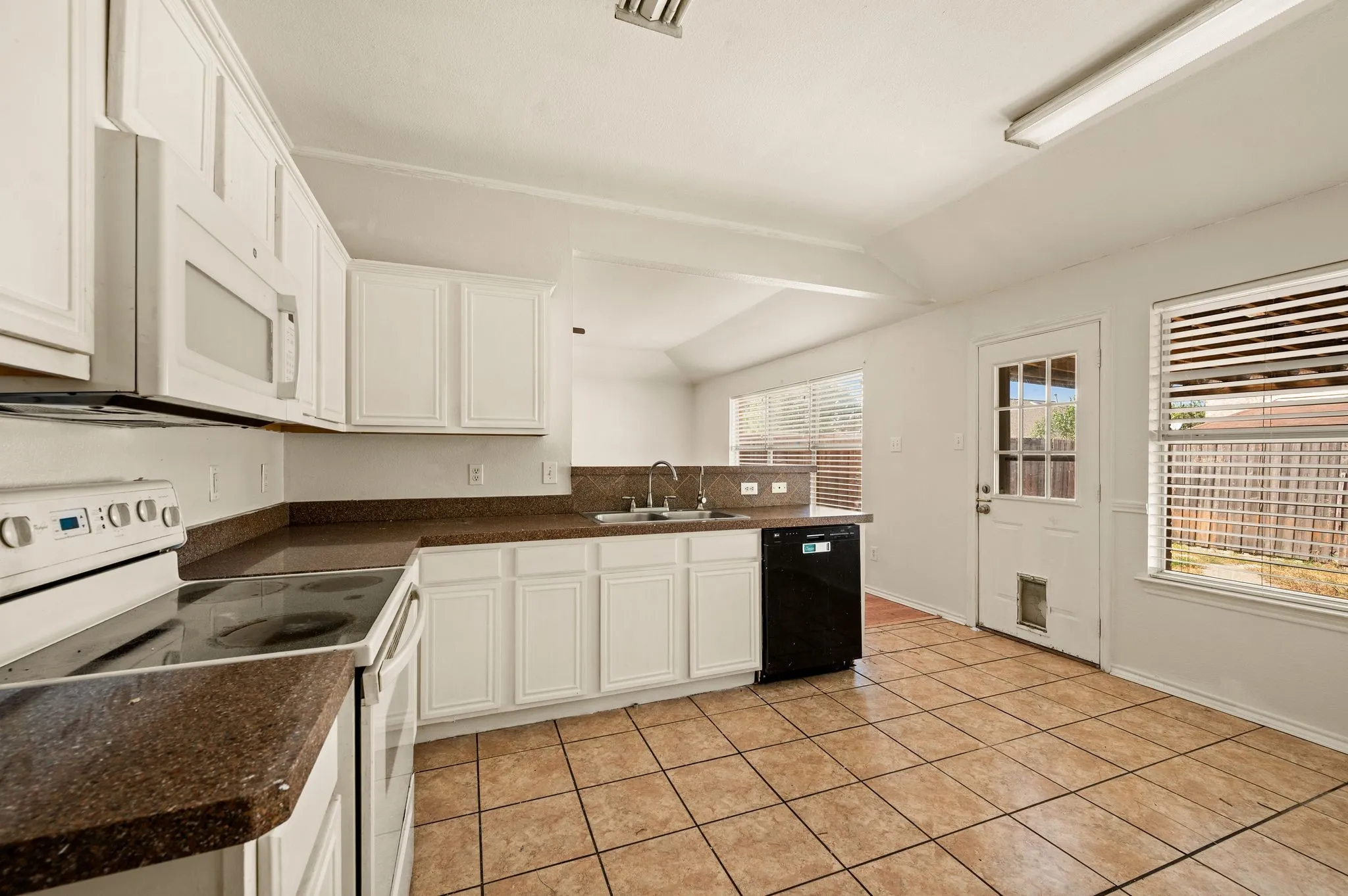 Single Family Residence For Sale in Dallas County , 7706 Coral Way, Rowlett, Texas 75088, 3 Bedroom, 2 Bathroom, 2 Garage spaces, 1,697 Sqft, built in 1997, mls#21389740, Real Estate Agent in Rowlett, Homes For Sale in Dallas county, Homes For Sale in Rowlett, Realtor in Rowlett Texas, Real Estate Brokerage Independent Realty Texas, Luminita Cordes Realtor