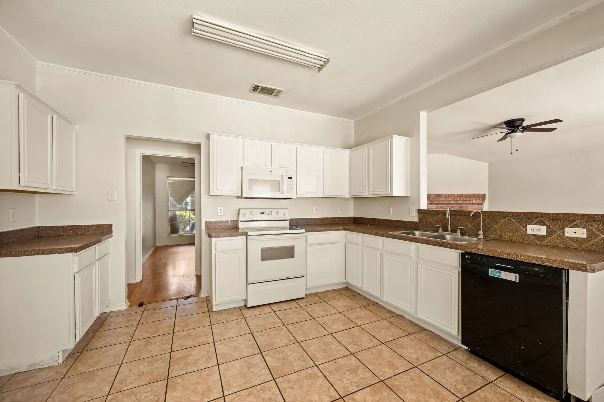 Single Family Residence For Sale in Dallas County , 7706 Coral Way, Rowlett, Texas 75088, 3 Bedroom, 2 Bathroom, 2 Garage spaces, 1,697 Sqft, built in 1997, mls#21389740, Real Estate Agent in Rowlett, Homes For Sale in Dallas county, Homes For Sale in Rowlett, Realtor in Rowlett Texas, Real Estate Brokerage Independent Realty Texas, Luminita Cordes Realtor