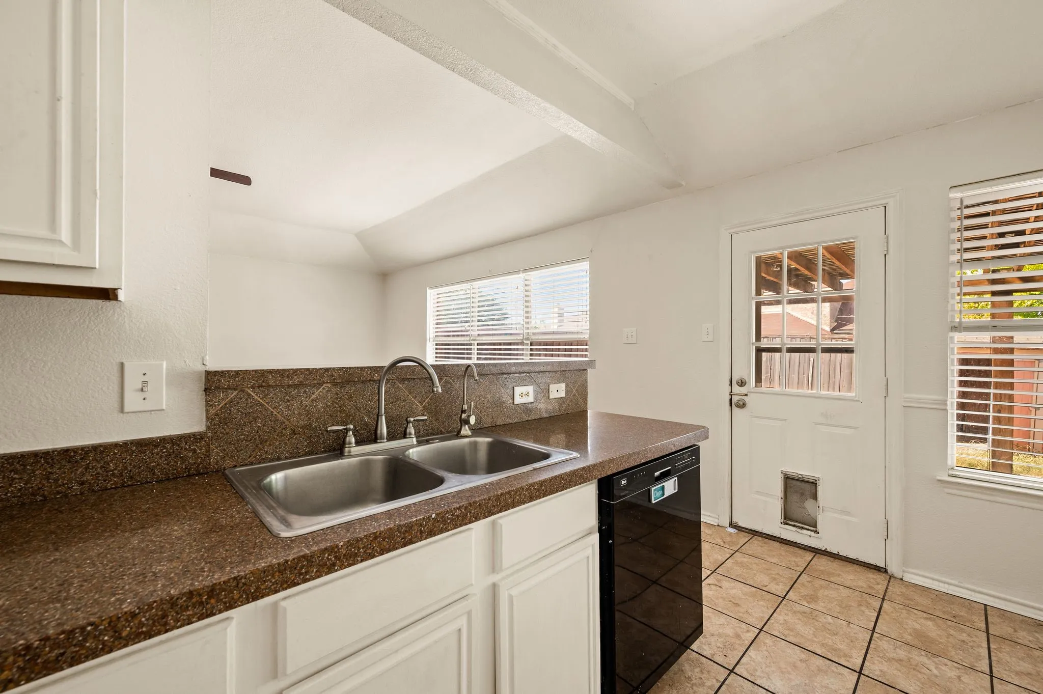 Single Family Residence For Sale in Dallas County , 7706 Coral Way, Rowlett, Texas 75088, 3 Bedroom, 2 Bathroom, 2 Garage spaces, 1,697 Sqft, built in 1997, mls#21389740, Real Estate Agent in Rowlett, Homes For Sale in Dallas county, Homes For Sale in Rowlett, Realtor in Rowlett Texas, Real Estate Brokerage Independent Realty Texas, Luminita Cordes Realtor