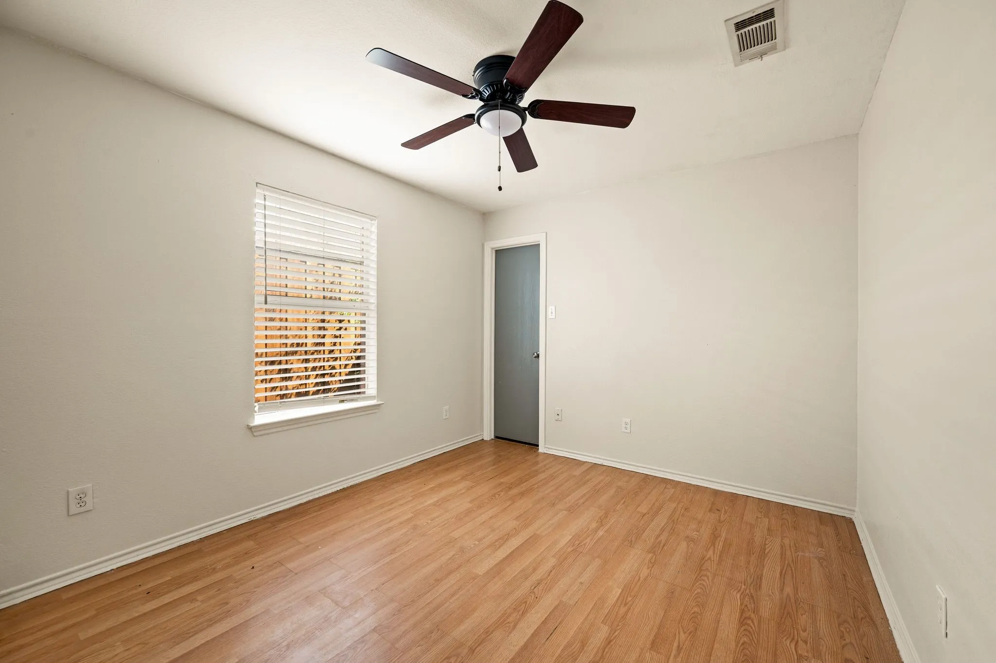 Single Family Residence For Sale in Dallas County , 7706 Coral Way, Rowlett, Texas 75088, 3 Bedroom, 2 Bathroom, 2 Garage spaces, 1,697 Sqft, built in 1997, mls#21389740, Real Estate Agent in Rowlett, Homes For Sale in Dallas county, Homes For Sale in Rowlett, Realtor in Rowlett Texas, Real Estate Brokerage Independent Realty Texas, Luminita Cordes Realtor