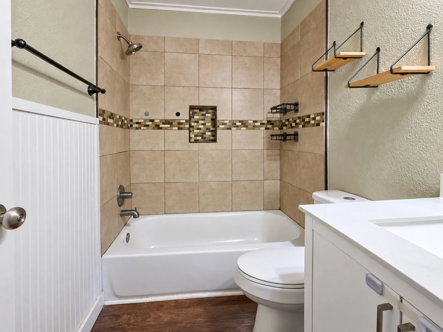 Single Family Residence For Rent in Tarrant County , 636 E Columbia Drive, Azle, Texas 76020, 3 Bedroom, 1 Bathroom, Garage spaces, 1,452 Sqft, built in 1975, mls#21389753, Real Estate Agent in Azle, Homes For Rent in Tarrant county, Homes For Rent in Azle, Realtor in Azle Texas, Real Estate Brokerage Independent Realty Texas, Luminita Cordes Realtor