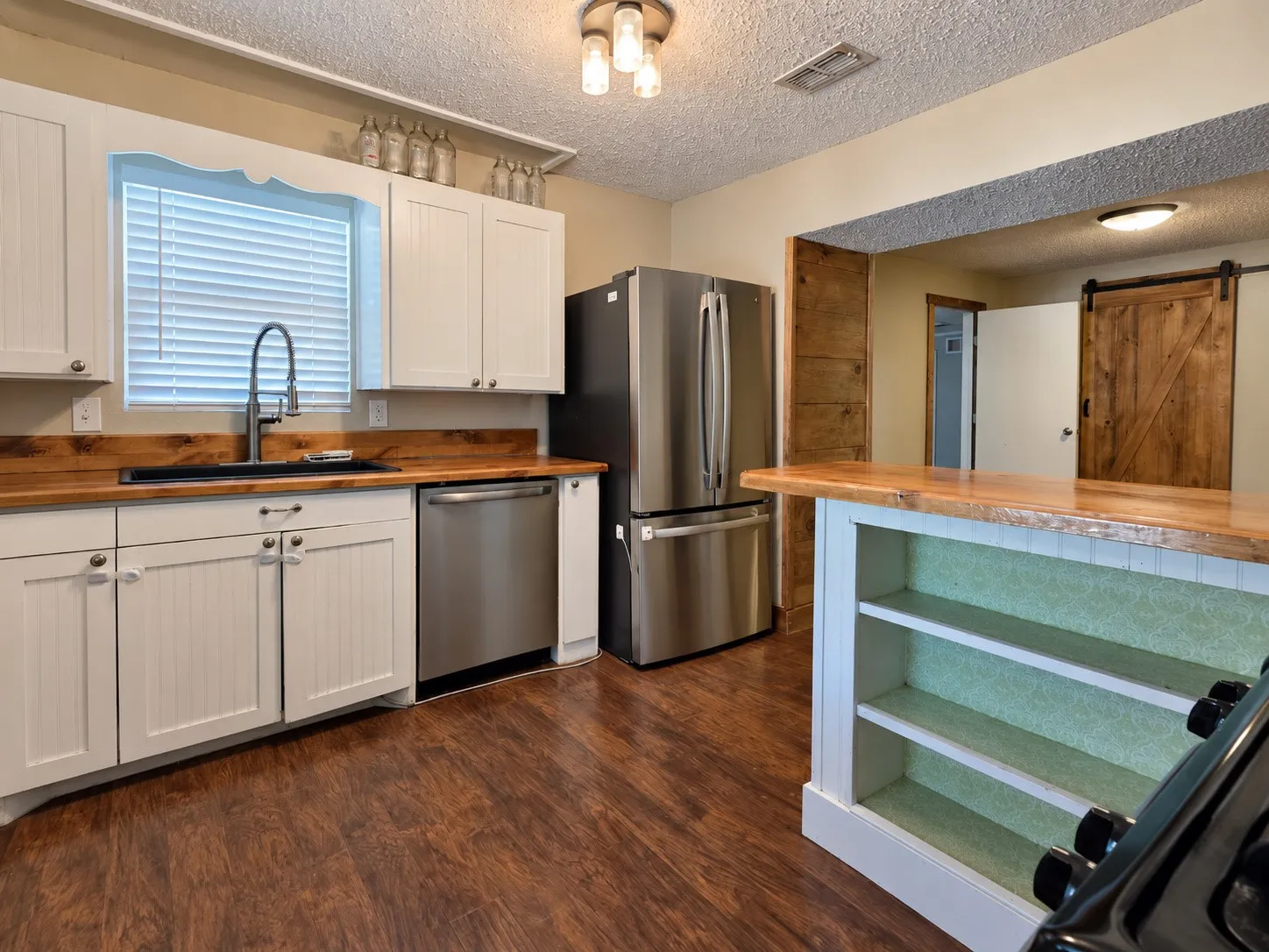 Single Family Residence For Rent in Tarrant County , 636 E Columbia Drive, Azle, Texas 76020, 3 Bedroom, 1 Bathroom, Garage spaces, 1,452 Sqft, built in 1975, mls#21389753, Real Estate Agent in Azle, Homes For Rent in Tarrant county, Homes For Rent in Azle, Realtor in Azle Texas, Real Estate Brokerage Independent Realty Texas, Luminita Cordes Realtor