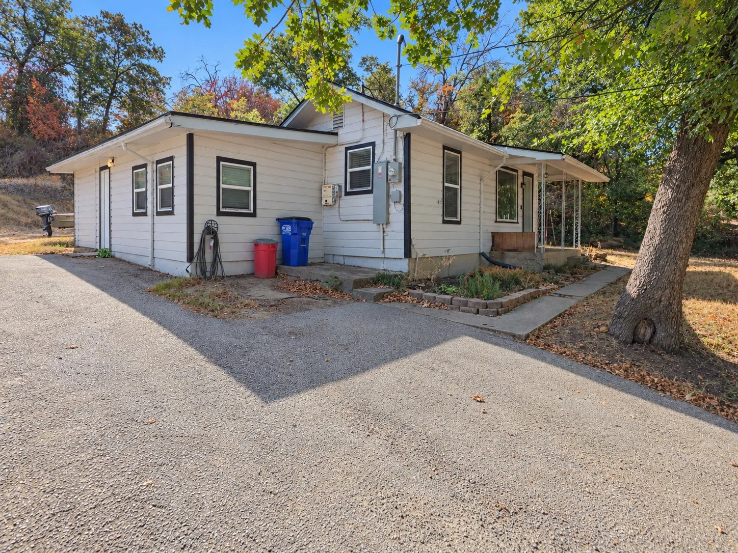 Single Family Residence For Rent in Tarrant County , 636 E Columbia Drive, Azle, Texas 76020, 3 Bedroom, 1 Bathroom, Garage spaces, 1,452 Sqft, built in 1975, mls#21389753, Real Estate Agent in Azle, Homes For Rent in Tarrant county, Homes For Rent in Azle, Realtor in Azle Texas, Real Estate Brokerage Independent Realty Texas, Luminita Cordes Realtor