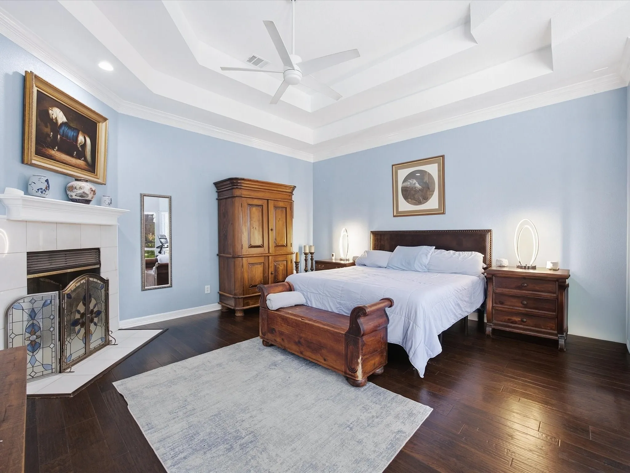 Tray ceiling with recessed lighting and a ceiling fan