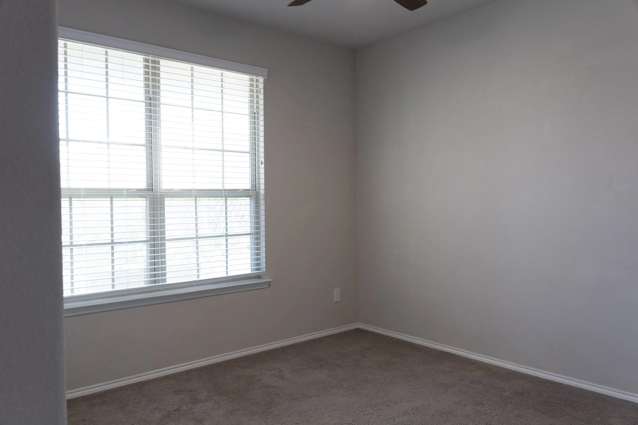 Single Family Residence For Sale in Denton County , 5609 Sea Cove Lane, Denton, Texas 76208, 3 Bedroom, 2 Bathroom, 2 Garage spaces, 1,799 Sqft, built in 2018, mls#21388214, Real Estate Agent in Denton, Homes For Sale in Denton county, Homes For Sale in Denton, Realtor in Denton Texas, Real Estate Brokerage Independent Realty Texas, Luminita Cordes Realtor