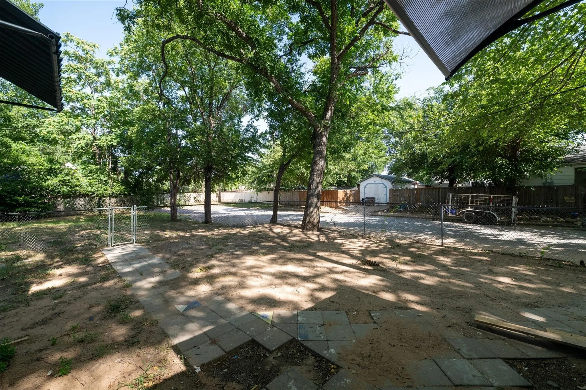 Duplex For Rent in Tarrant County , 300 Emma Street B, Fort Worth, Texas 76111, 1 Bedroom, 1 Bathroom, Garage spaces, 750 Sqft, built in 1942, mls#21385555, Real Estate Agent in Fort Worth, Homes For Rent in Tarrant county, Homes For Rent in Fort Worth, Realtor in Fort Worth Texas, Real Estate Brokerage Independent Realty Texas, Luminita Cordes Realtor