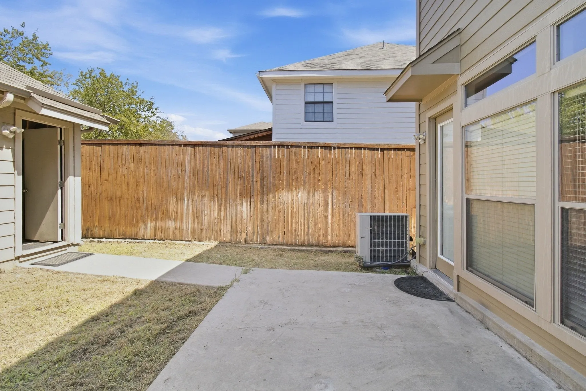 Townhouse For Sale in Dallas County , 2407 Knight Street, Dallas, Texas 75219, 3 Bedroom, 3 Bathroom, 2 Garage spaces, 3,110 Sqft, built in 2008, mls#21389242, Real Estate Agent in Dallas, Homes For Sale in Dallas county, Homes For Sale in Dallas, Realtor in Dallas Texas, Real Estate Brokerage Independent Realty Texas, Luminita Cordes Realtor