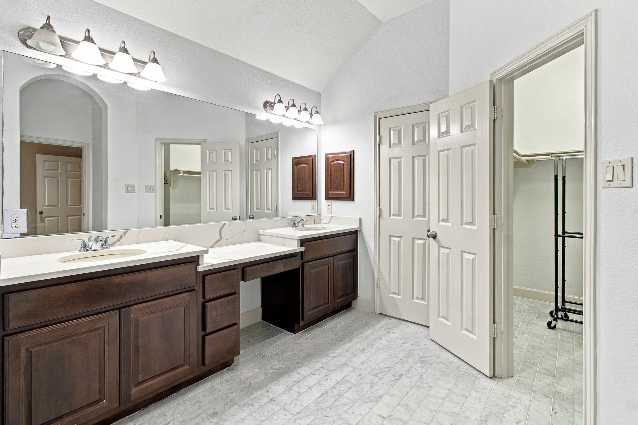 Townhouse For Sale in Dallas County , 2407 Knight Street, Dallas, Texas 75219, 3 Bedroom, 3 Bathroom, 2 Garage spaces, 3,110 Sqft, built in 2008, mls#21389242, Real Estate Agent in Dallas, Homes For Sale in Dallas county, Homes For Sale in Dallas, Realtor in Dallas Texas, Real Estate Brokerage Independent Realty Texas, Luminita Cordes Realtor