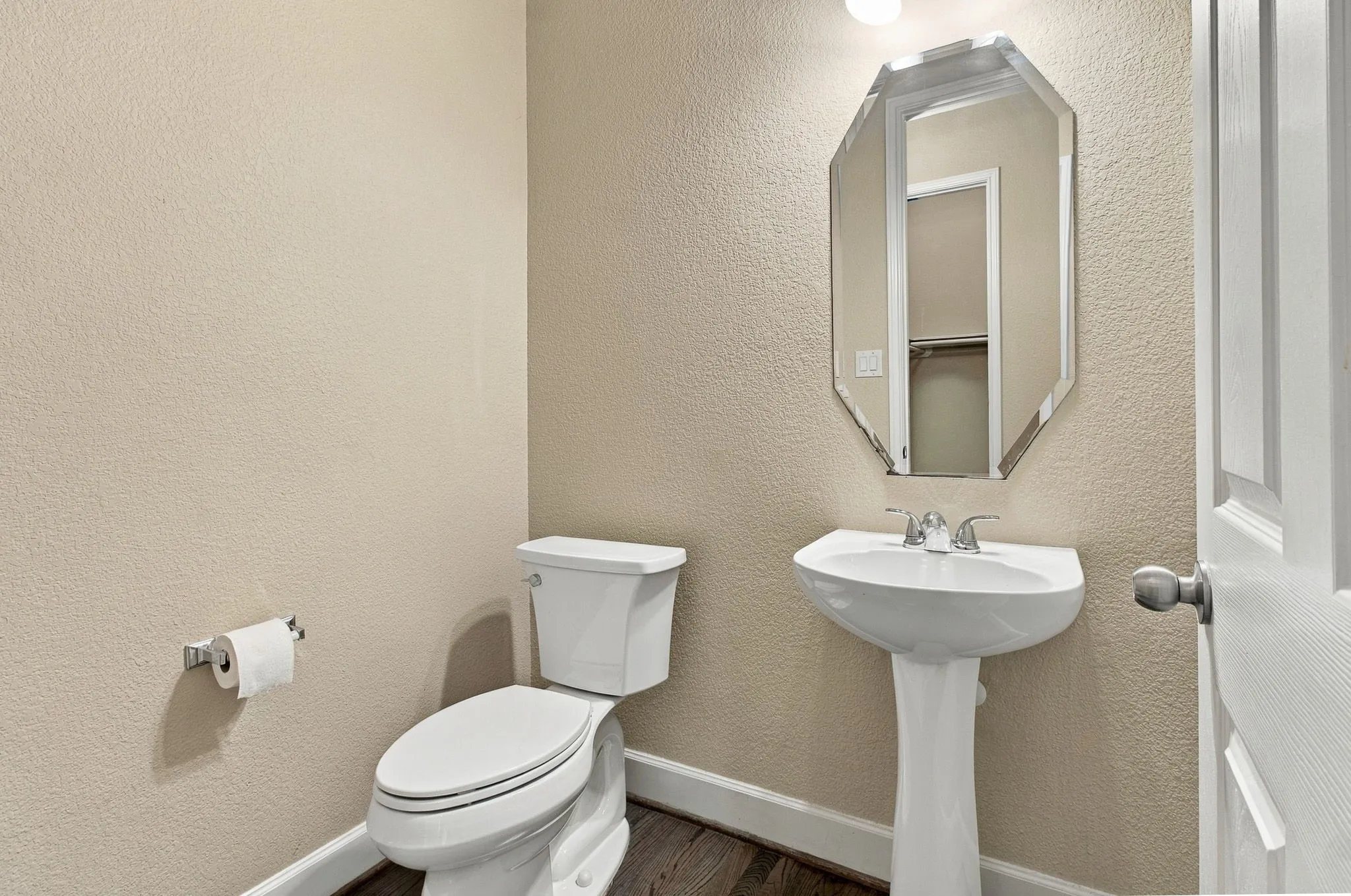 Townhouse For Sale in Dallas County , 2407 Knight Street, Dallas, Texas 75219, 3 Bedroom, 3 Bathroom, 2 Garage spaces, 3,110 Sqft, built in 2008, mls#21389242, Real Estate Agent in Dallas, Homes For Sale in Dallas county, Homes For Sale in Dallas, Realtor in Dallas Texas, Real Estate Brokerage Independent Realty Texas, Luminita Cordes Realtor