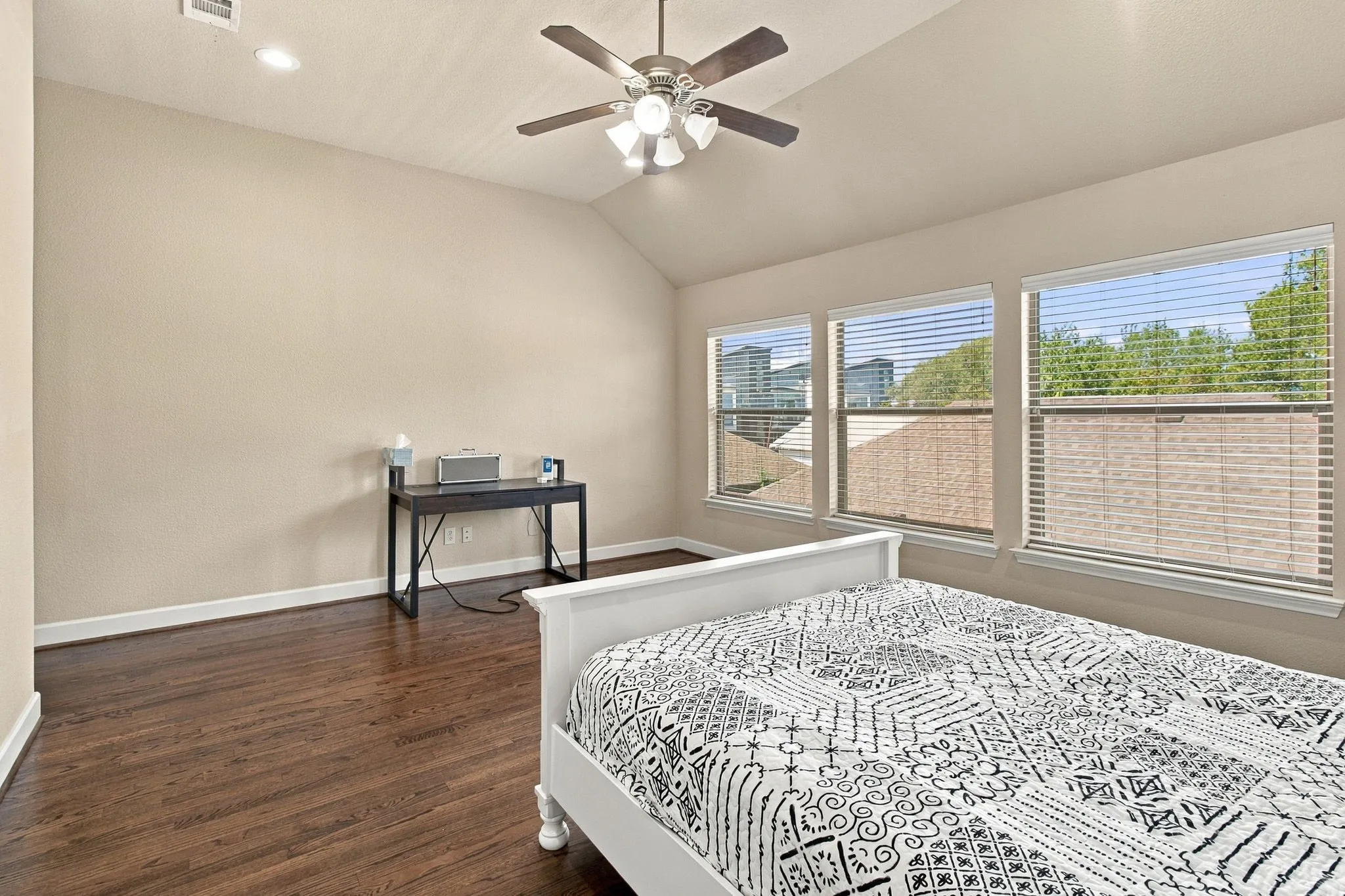 Townhouse For Sale in Dallas County , 2407 Knight Street, Dallas, Texas 75219, 3 Bedroom, 3 Bathroom, 2 Garage spaces, 3,110 Sqft, built in 2008, mls#21389242, Real Estate Agent in Dallas, Homes For Sale in Dallas county, Homes For Sale in Dallas, Realtor in Dallas Texas, Real Estate Brokerage Independent Realty Texas, Luminita Cordes Realtor
