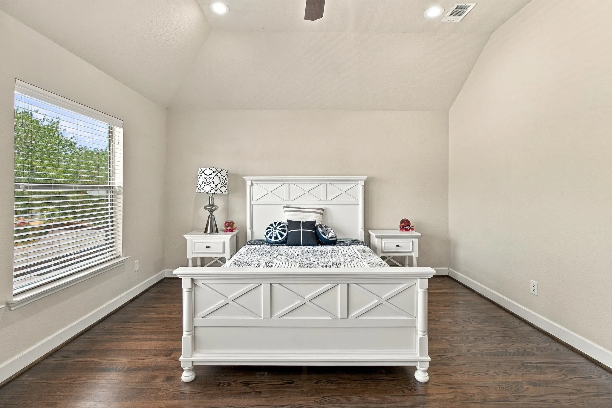 Townhouse For Sale in Dallas County , 2407 Knight Street, Dallas, Texas 75219, 3 Bedroom, 3 Bathroom, 2 Garage spaces, 3,110 Sqft, built in 2008, mls#21389242, Real Estate Agent in Dallas, Homes For Sale in Dallas county, Homes For Sale in Dallas, Realtor in Dallas Texas, Real Estate Brokerage Independent Realty Texas, Luminita Cordes Realtor