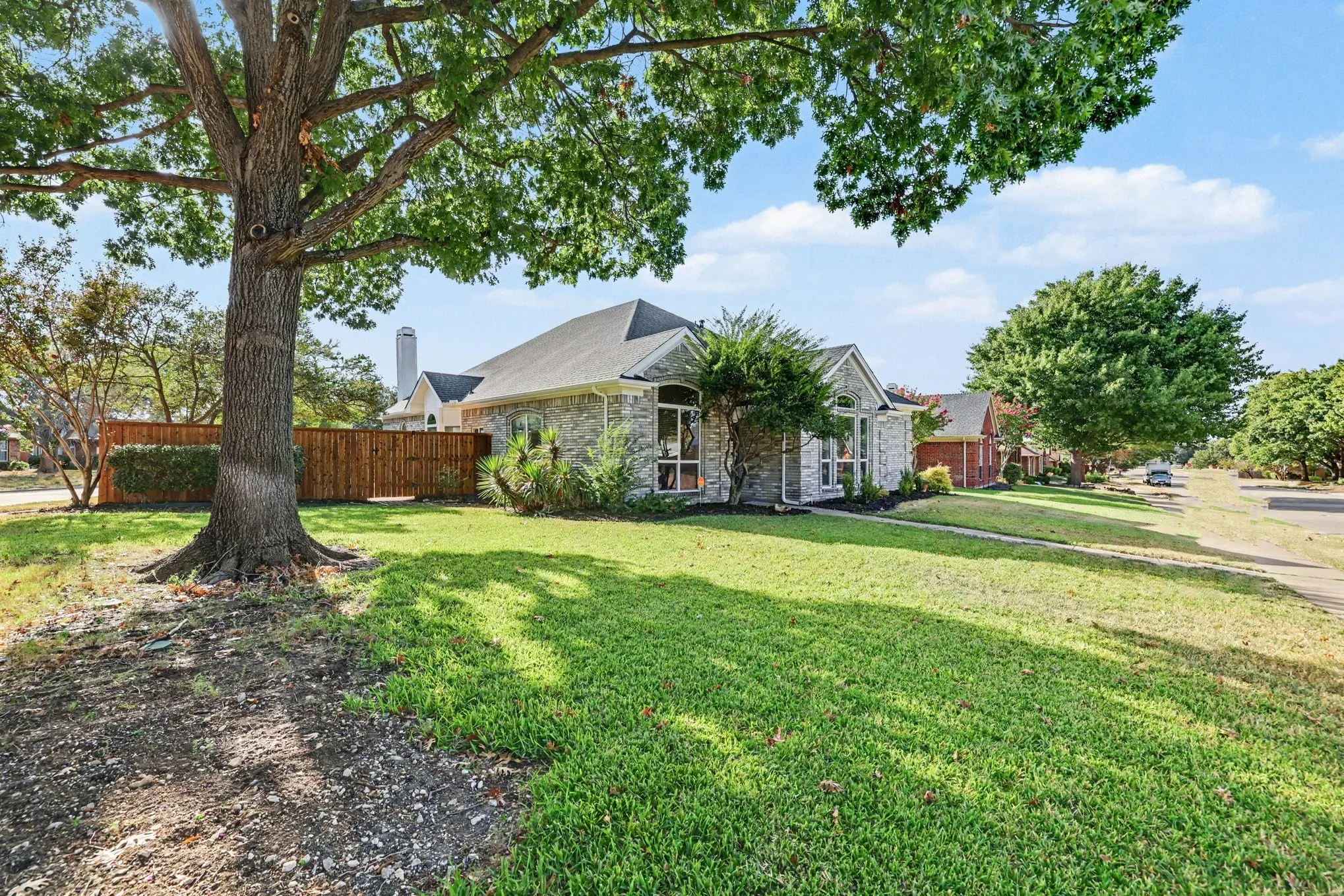 Single Family Residence For Sale in Collin County , 9925 Bordeaux Avenue, Frisco, Texas 75035, 3 Bedroom, 2 Bathroom, 2 Garage spaces, 1,865 Sqft, built in 1989, mls#21387387, Real Estate Agent in Frisco, Homes For Sale in Collin county, Homes For Sale in Frisco, Realtor in Frisco Texas, Real Estate Brokerage Independent Realty Texas, Luminita Cordes Realtor