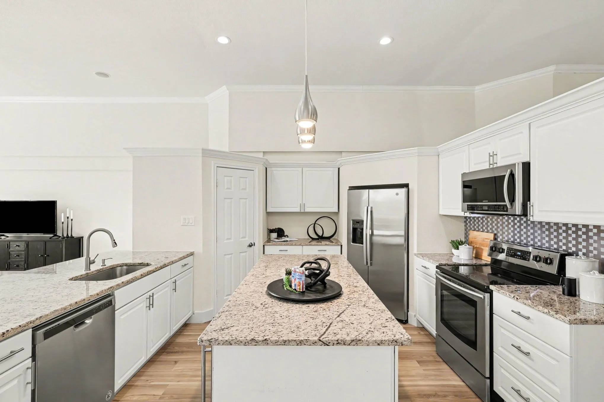 Single Family Residence For Sale in Collin County , 9925 Bordeaux Avenue, Frisco, Texas 75035, 3 Bedroom, 2 Bathroom, 2 Garage spaces, 1,865 Sqft, built in 1989, mls#21387387, Real Estate Agent in Frisco, Homes For Sale in Collin county, Homes For Sale in Frisco, Realtor in Frisco Texas, Real Estate Brokerage Independent Realty Texas, Luminita Cordes Realtor