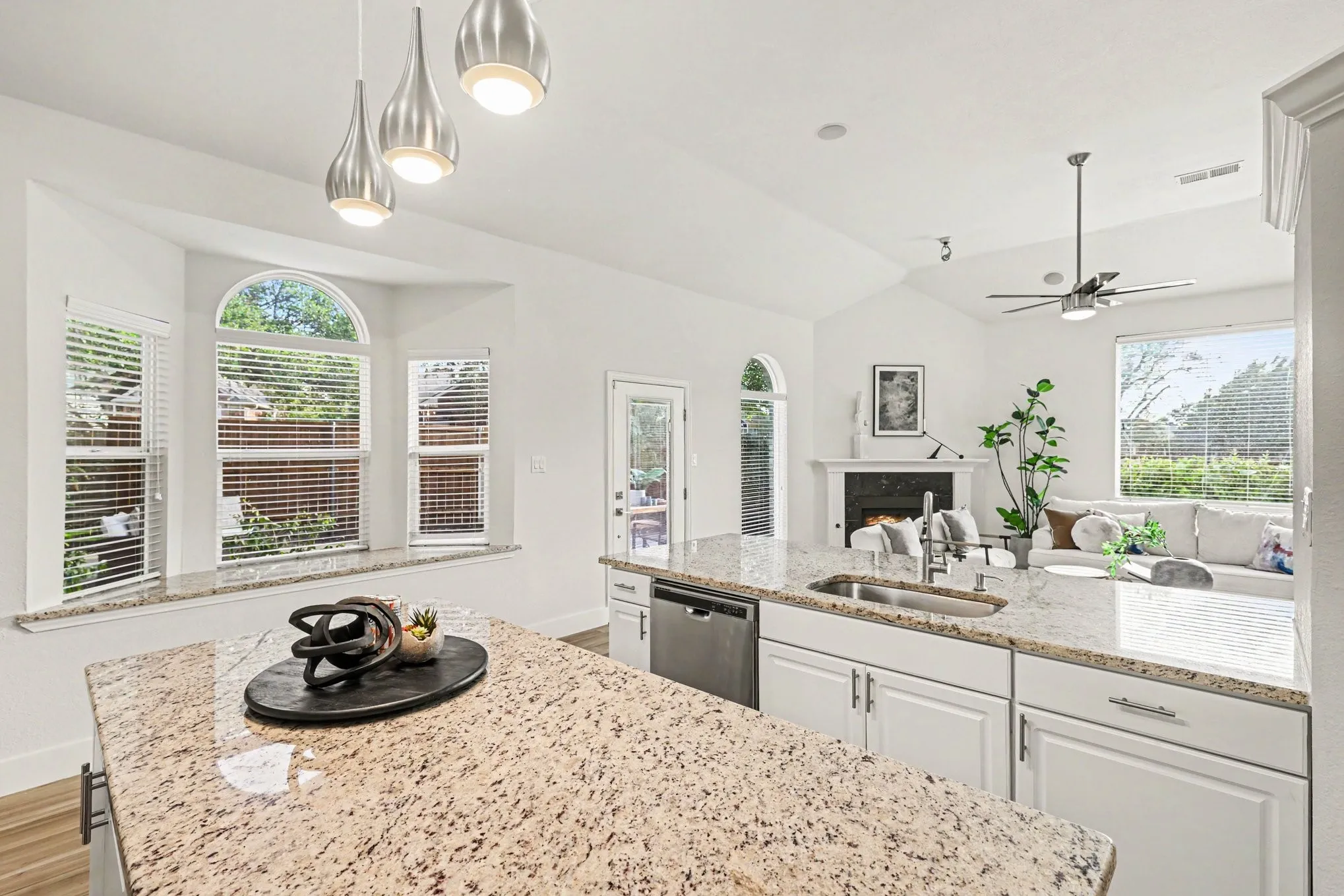 Single Family Residence For Sale in Collin County , 9925 Bordeaux Avenue, Frisco, Texas 75035, 3 Bedroom, 2 Bathroom, 2 Garage spaces, 1,865 Sqft, built in 1989, mls#21387387, Real Estate Agent in Frisco, Homes For Sale in Collin county, Homes For Sale in Frisco, Realtor in Frisco Texas, Real Estate Brokerage Independent Realty Texas, Luminita Cordes Realtor