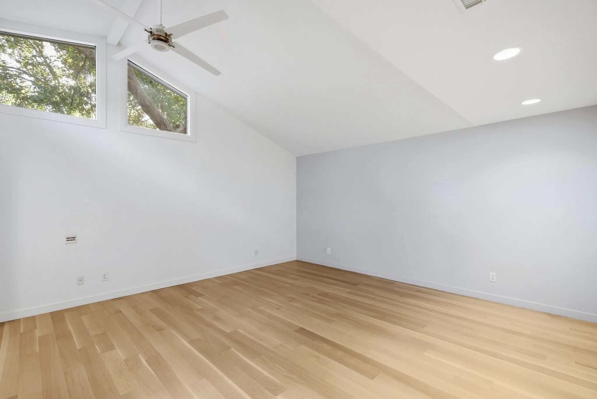 Condominium For Sale in Tarrant County , 6128 Plum Valley Place, Fort Worth, Texas 76116, 2 Bedroom, 3 Bathroom, 2 Garage spaces, 2,498 Sqft, built in 1976, mls#21388679, Real Estate Agent in Fort Worth, Homes For Sale in Tarrant county, Homes For Sale in Fort Worth, Realtor in Fort Worth Texas, Real Estate Brokerage Independent Realty Texas, Luminita Cordes Realtor