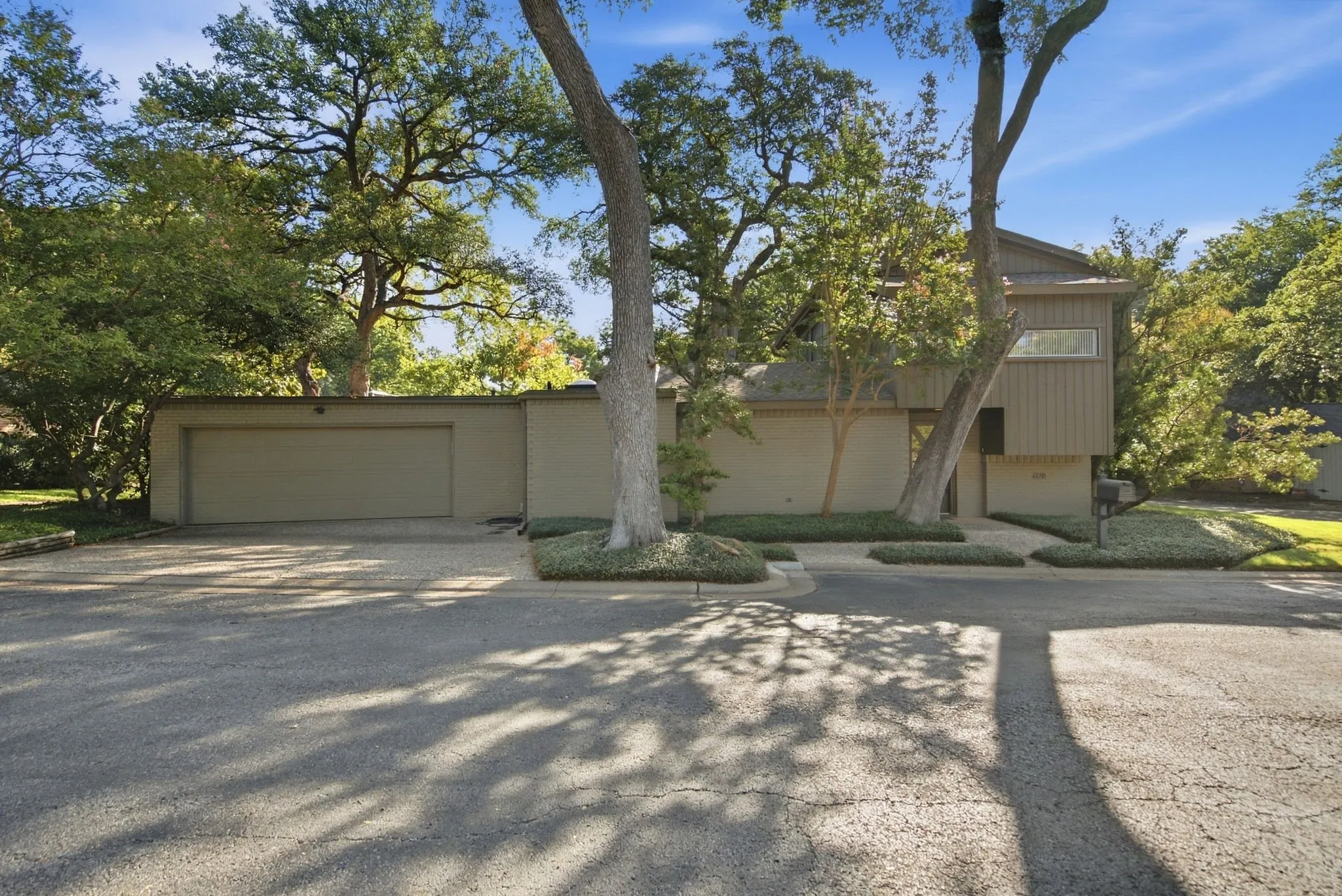 Condominium For Sale in Tarrant County , 6128 Plum Valley Place, Fort Worth, Texas 76116, 2 Bedroom, 3 Bathroom, 2 Garage spaces, 2,498 Sqft, built in 1976, mls#21388679, Real Estate Agent in Fort Worth, Homes For Sale in Tarrant county, Homes For Sale in Fort Worth, Realtor in Fort Worth Texas, Real Estate Brokerage Independent Realty Texas, Luminita Cordes Realtor