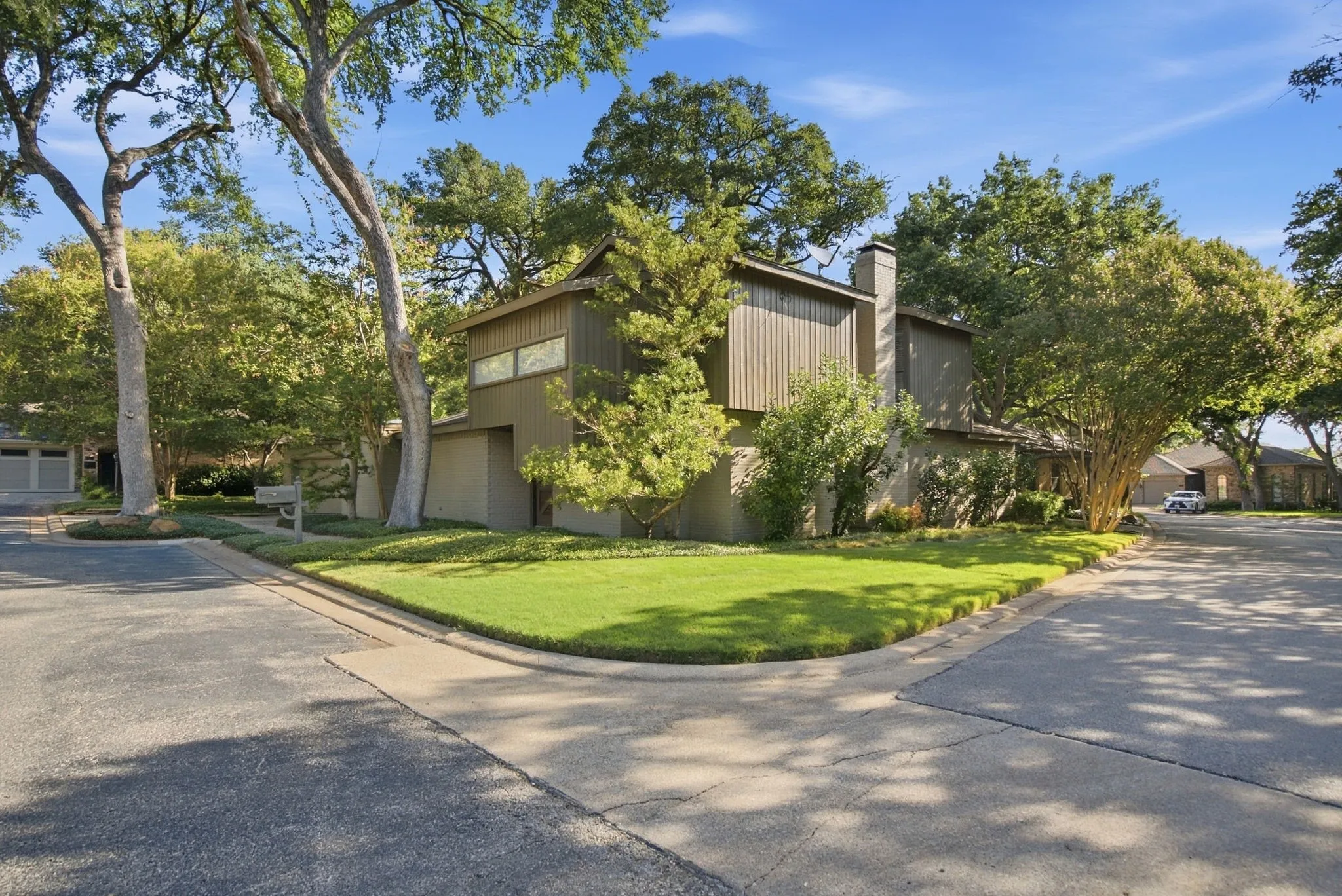 Condominium For Sale in Tarrant County , 6128 Plum Valley Place, Fort Worth, Texas 76116, 2 Bedroom, 3 Bathroom, 2 Garage spaces, 2,498 Sqft, built in 1976, mls#21388679, Real Estate Agent in Fort Worth, Homes For Sale in Tarrant county, Homes For Sale in Fort Worth, Realtor in Fort Worth Texas, Real Estate Brokerage Independent Realty Texas, Luminita Cordes Realtor